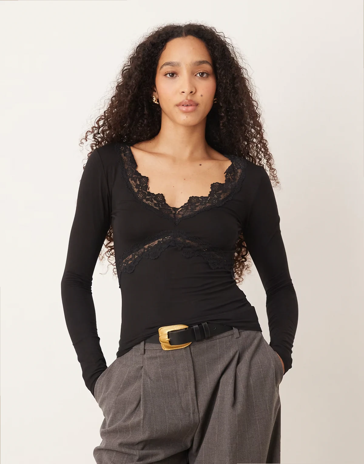 – Langärmliges Slim-Fit-Oberteil in Schwarz mit V-Ausschnitt und Spitzendetail