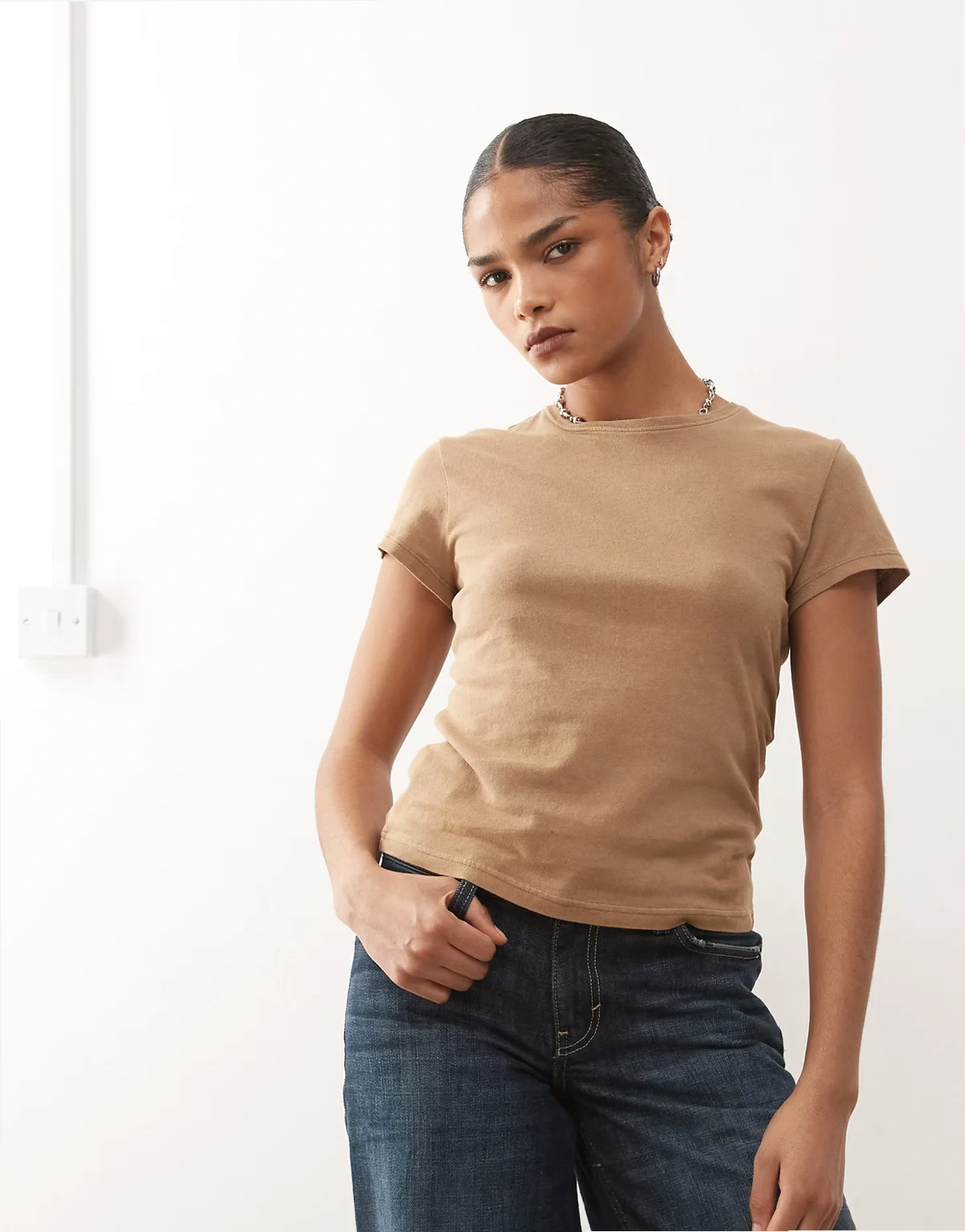 – Knapp geschnittenes T-Shirt im 90er-Stil in Beige