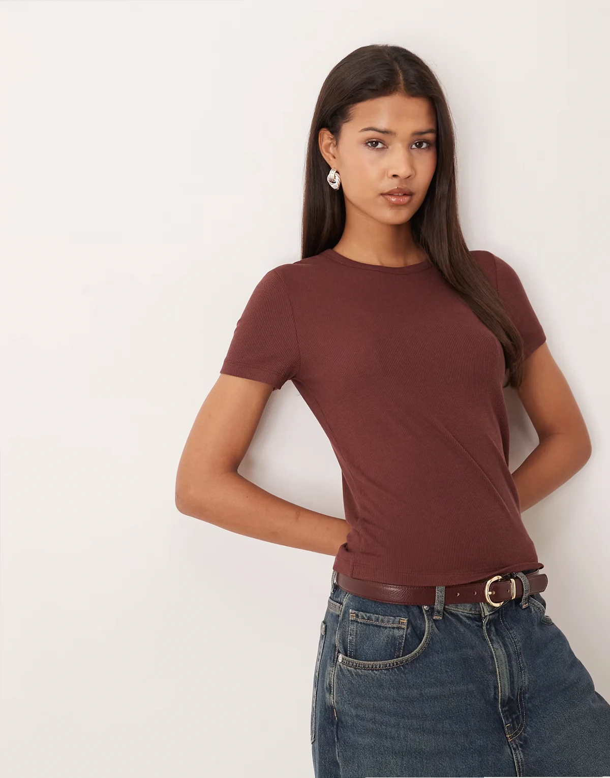 – Bordowy prążkowany T-shirt