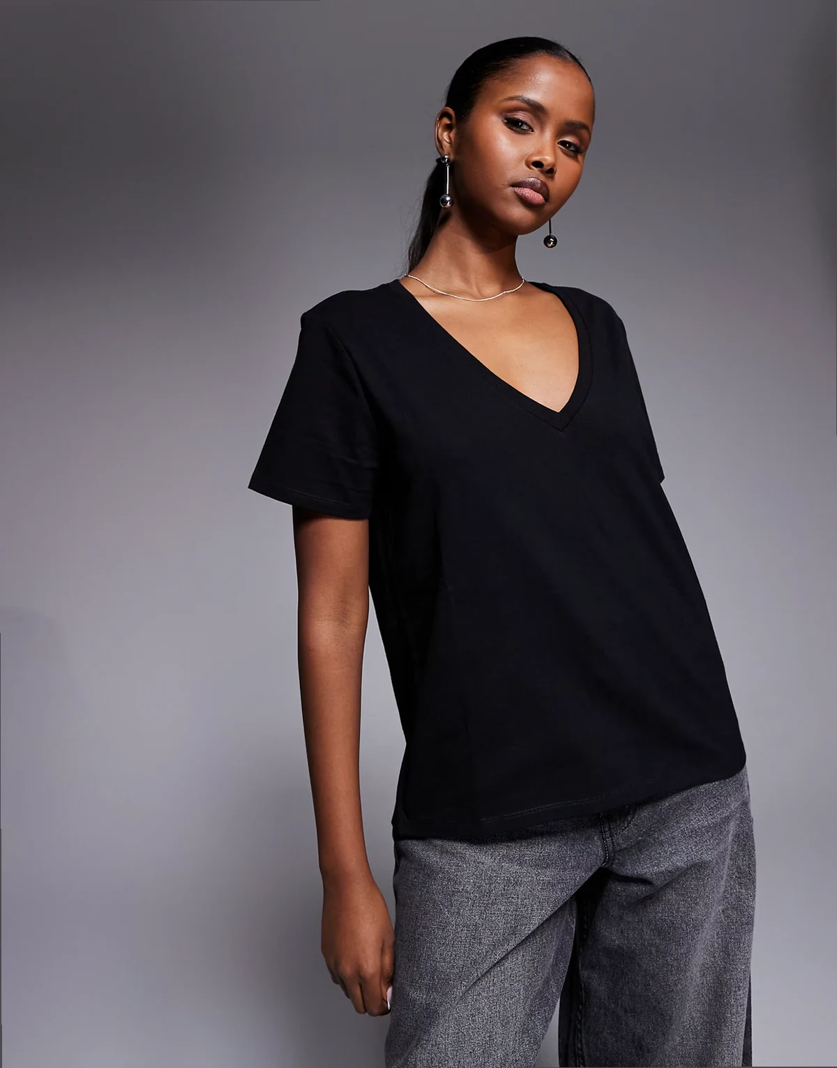 – Klassisches T-Shirt in Schwarz mit V-Ausschnitt