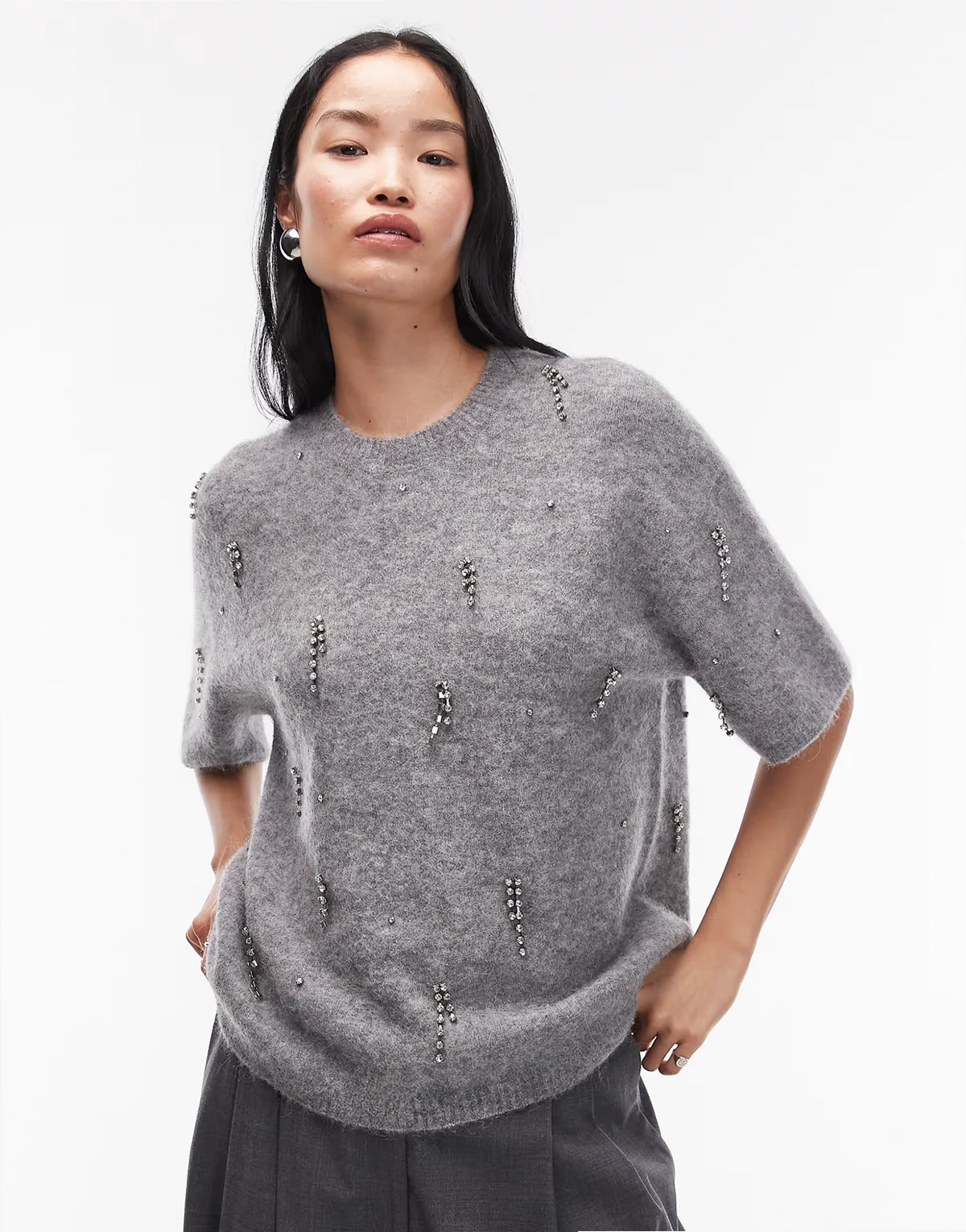 – Gestricktes T-Shirt in Grau mit Strassdetails