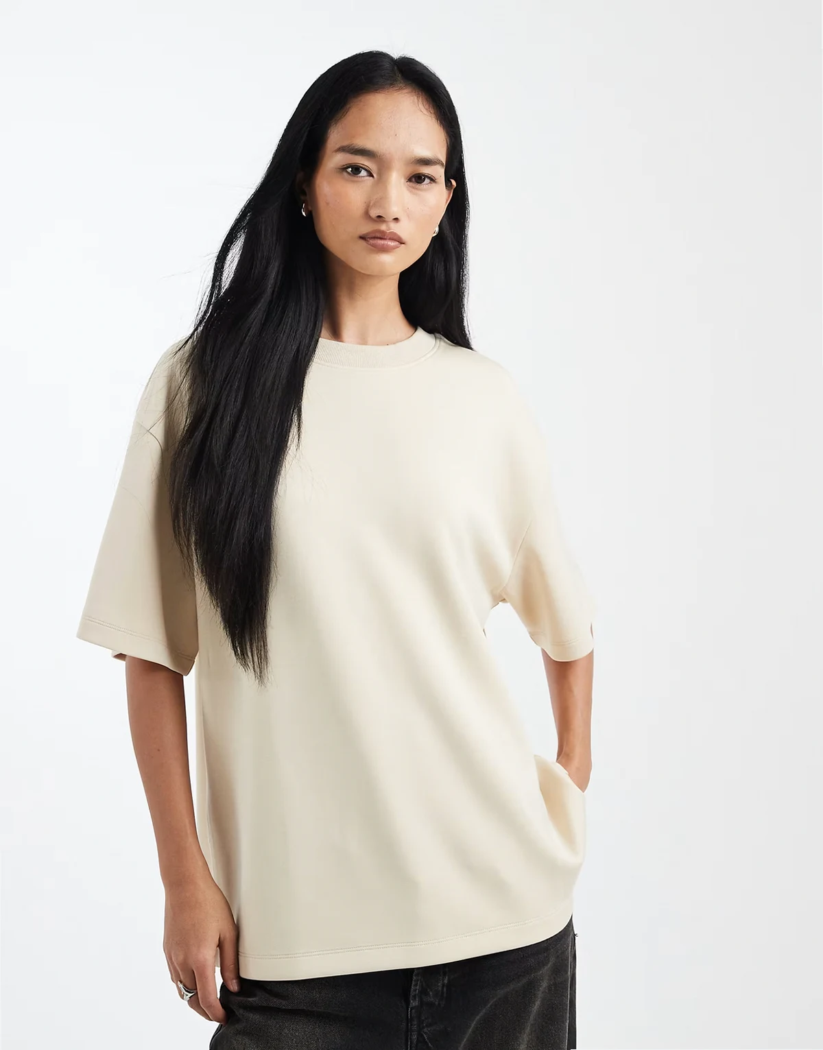– Szarobeżowy T-shirt oversize z miękkiego materiału cupro