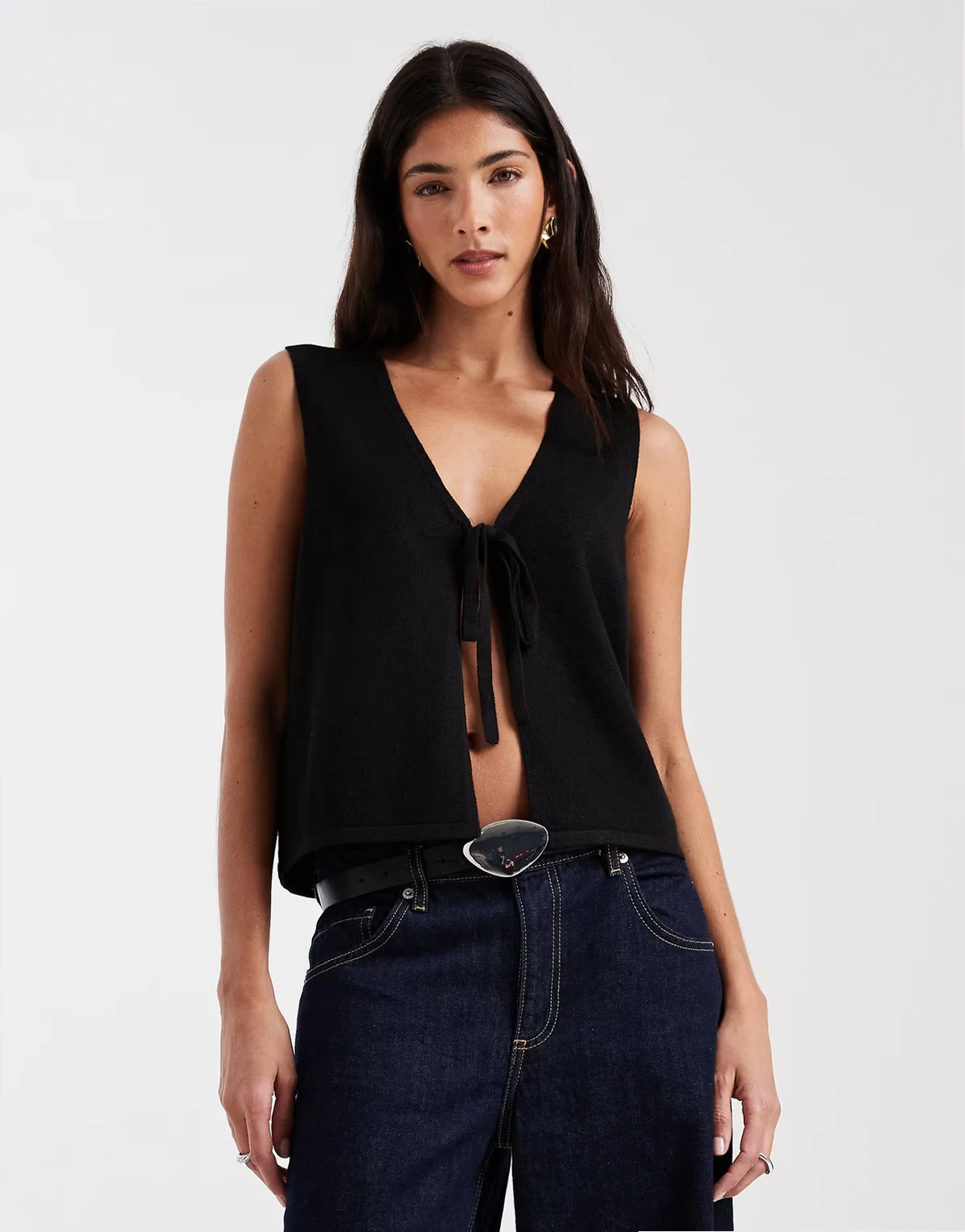 – Czarny dzianinowy top bez rękawów z wiązaniem z przodu