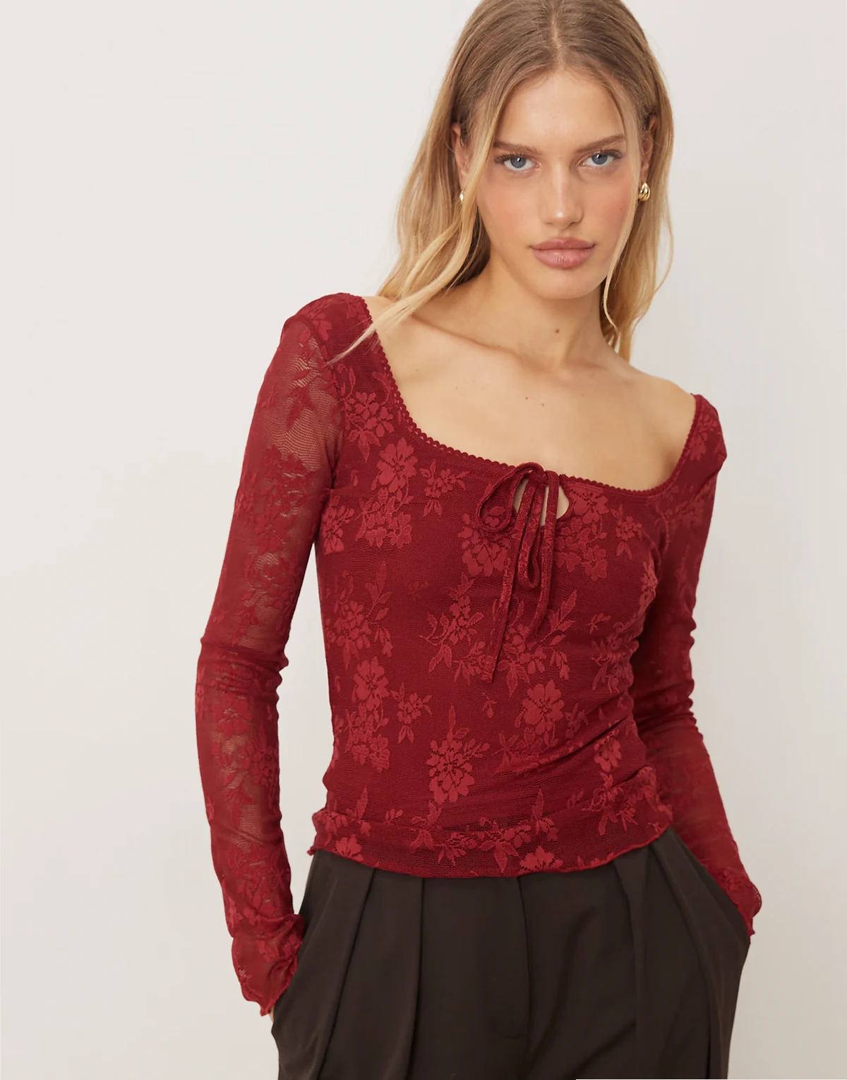 – Langärmliges Jacquard-Oberteil in Burgunderrot mit Blumenmuster und geschnürter Vorderseite