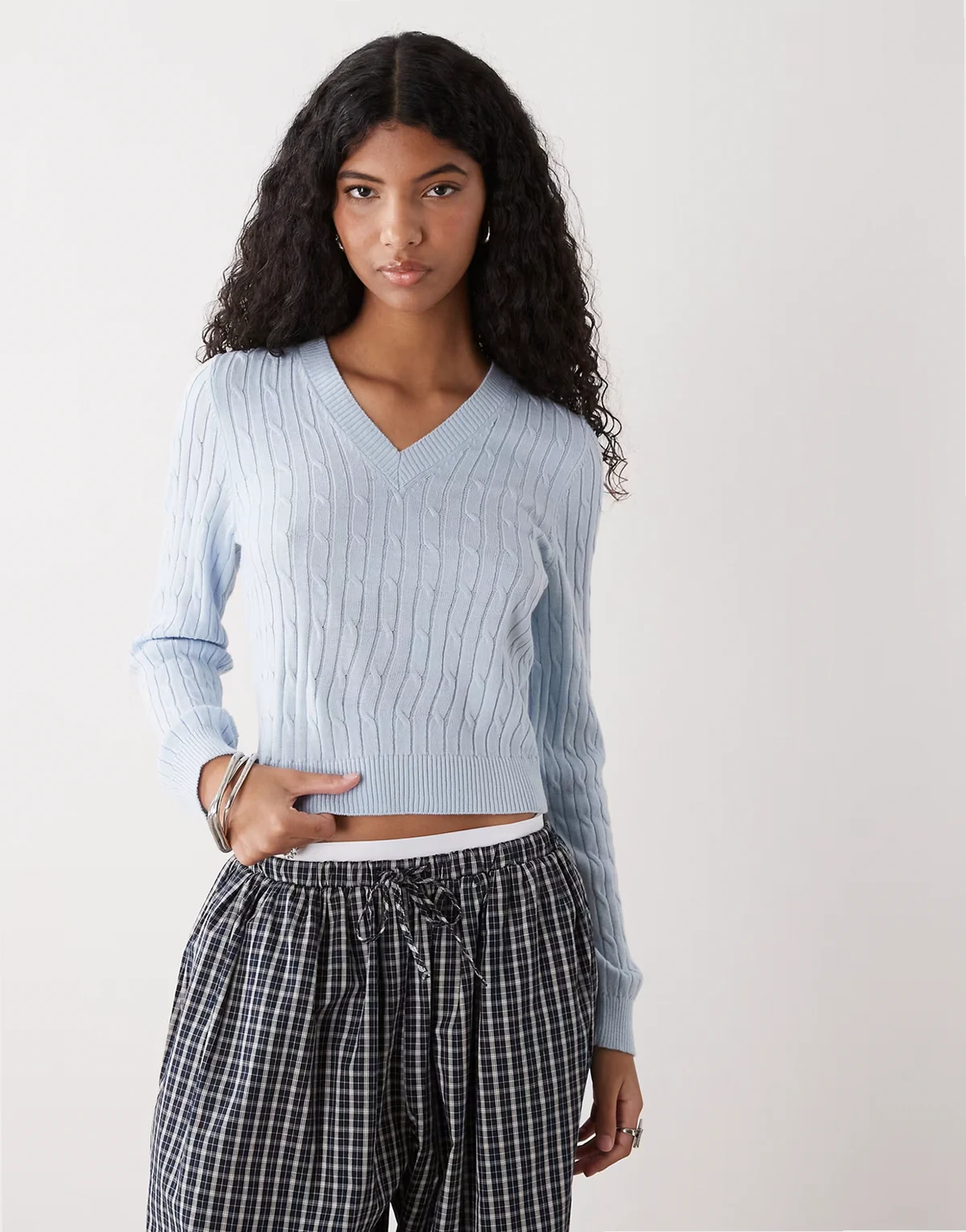 – Figurbetonter Strickpullover mit V-Ausschnitt und Zopfmuster