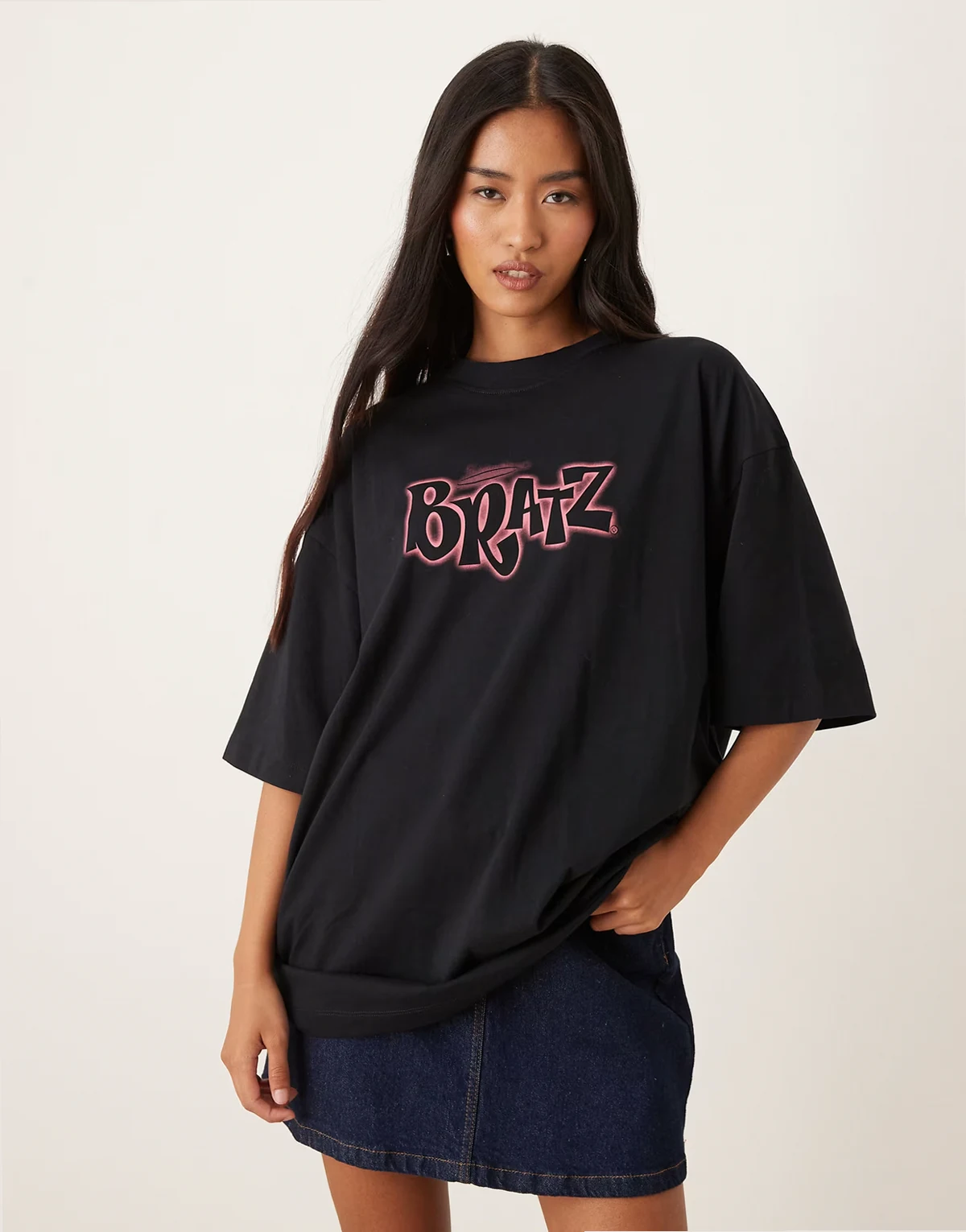 – Czarny T-shirt oversize z nadrukiem z napisem Bratz