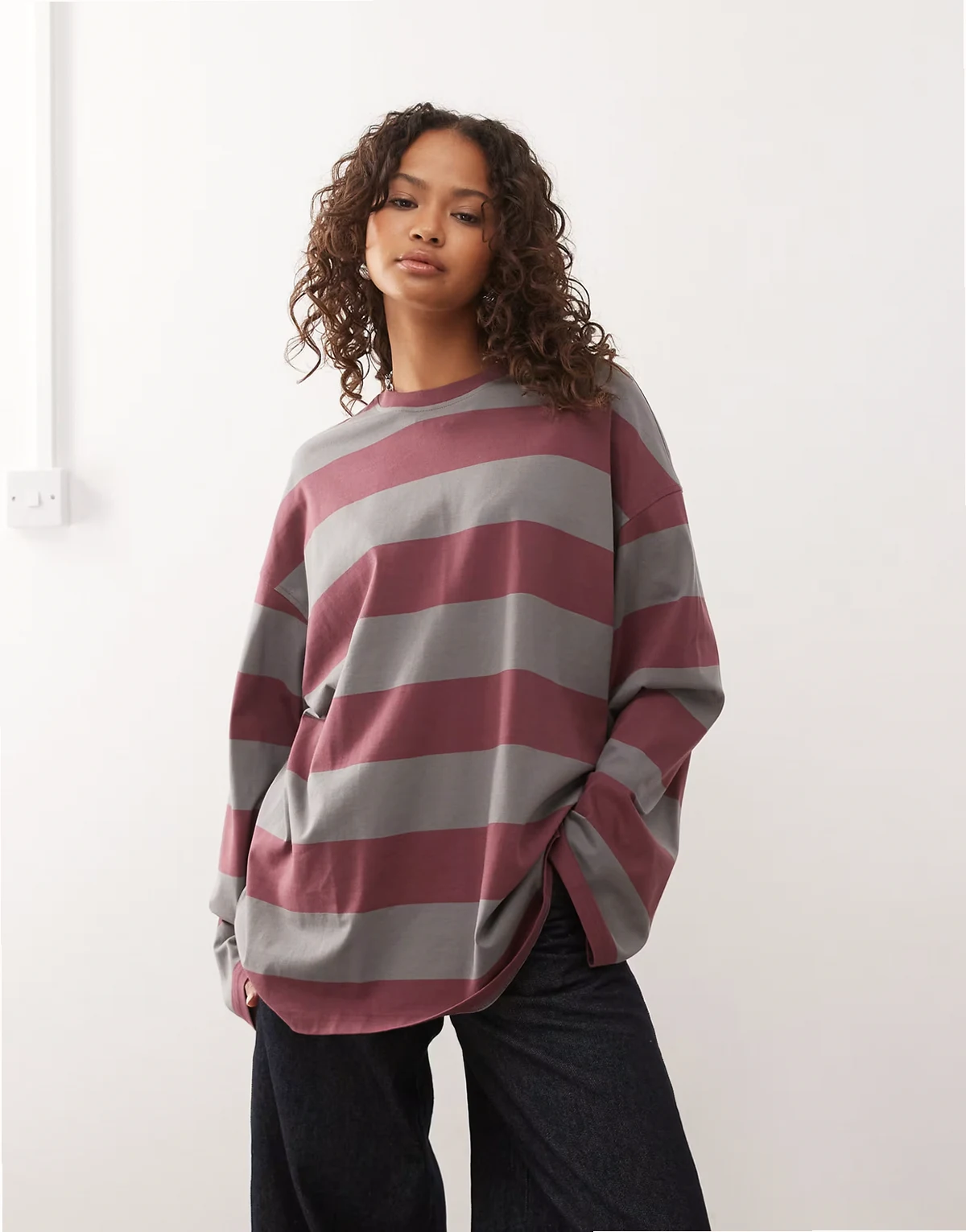 – Langärmliges Oversize-T-Shirt in Grau und Burgunderrot gestreift, exklusiv bei ASOS