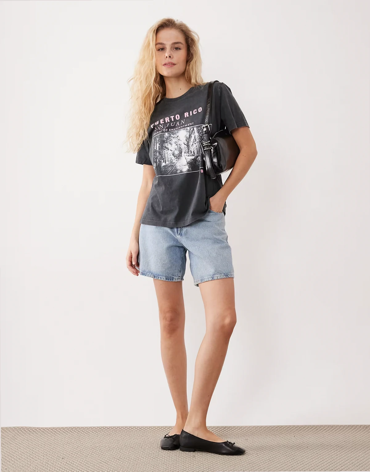 – Grafitowy T-shirt z krótkimi rękawami i grafiką z napisem Puerto Rico i efektem sprania