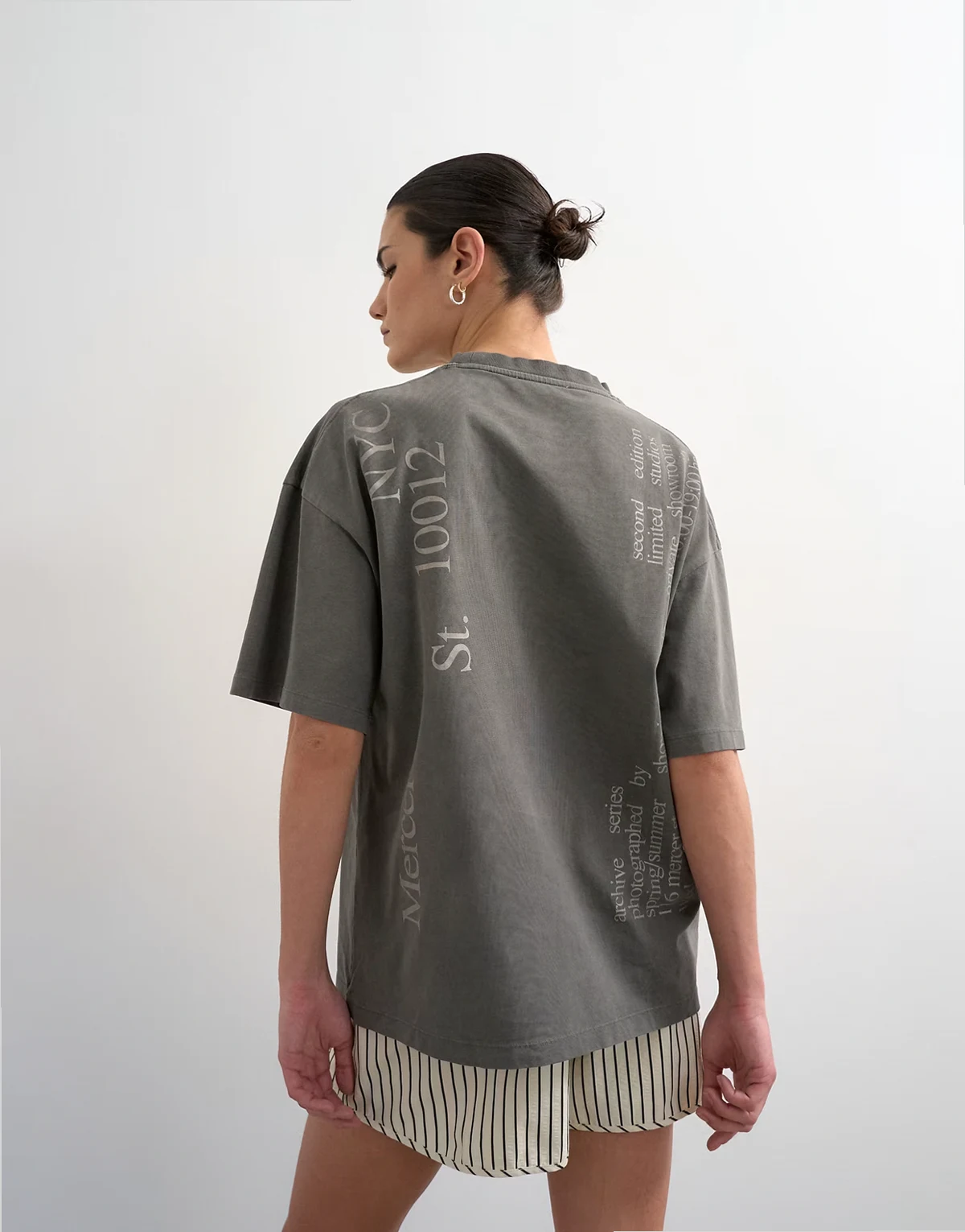 – Czarny sprany T-shirt z obniżoną linią ramion i grafiką