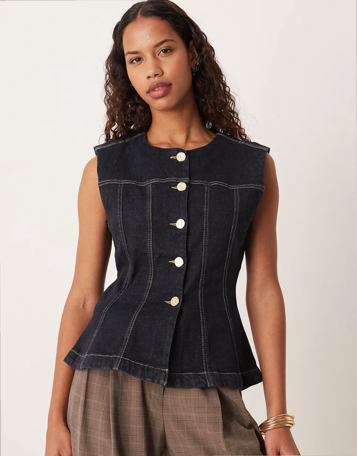 – Elegantes Trägertop-Oberteil aus Denim in dunkler Indigo-Rinse-Waschung mit geformter Taille