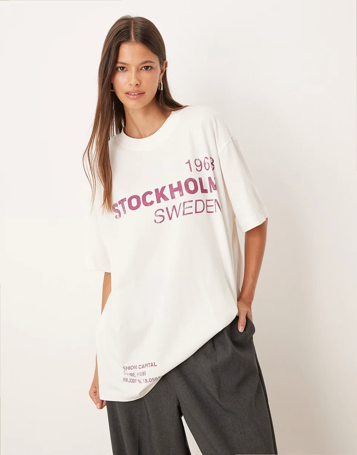 – Kremowy T-shirt oversize z grafiką z napisem „Stockholm”