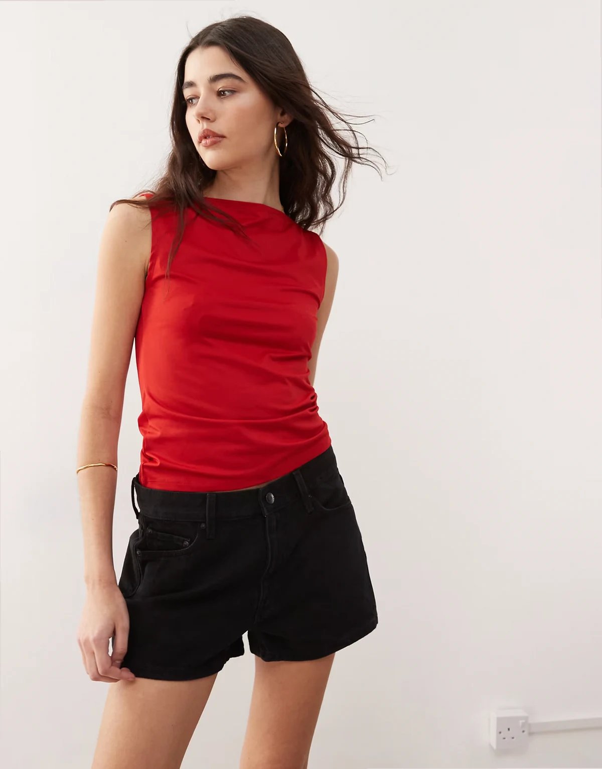 – Locker geschnittene Shorts in Schwarz mit niedriger Taille