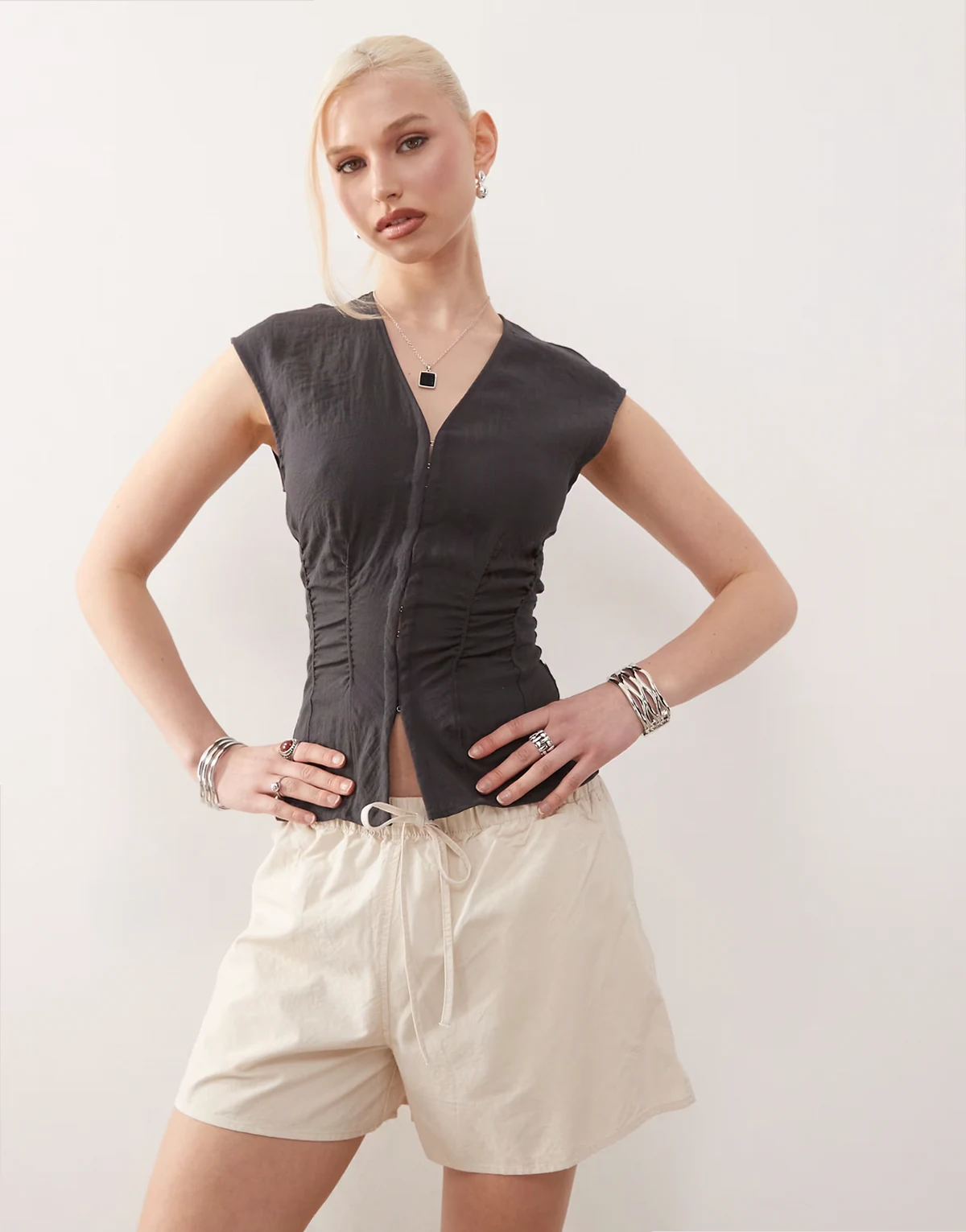 – Shorts in Beige mit elastischem Bund