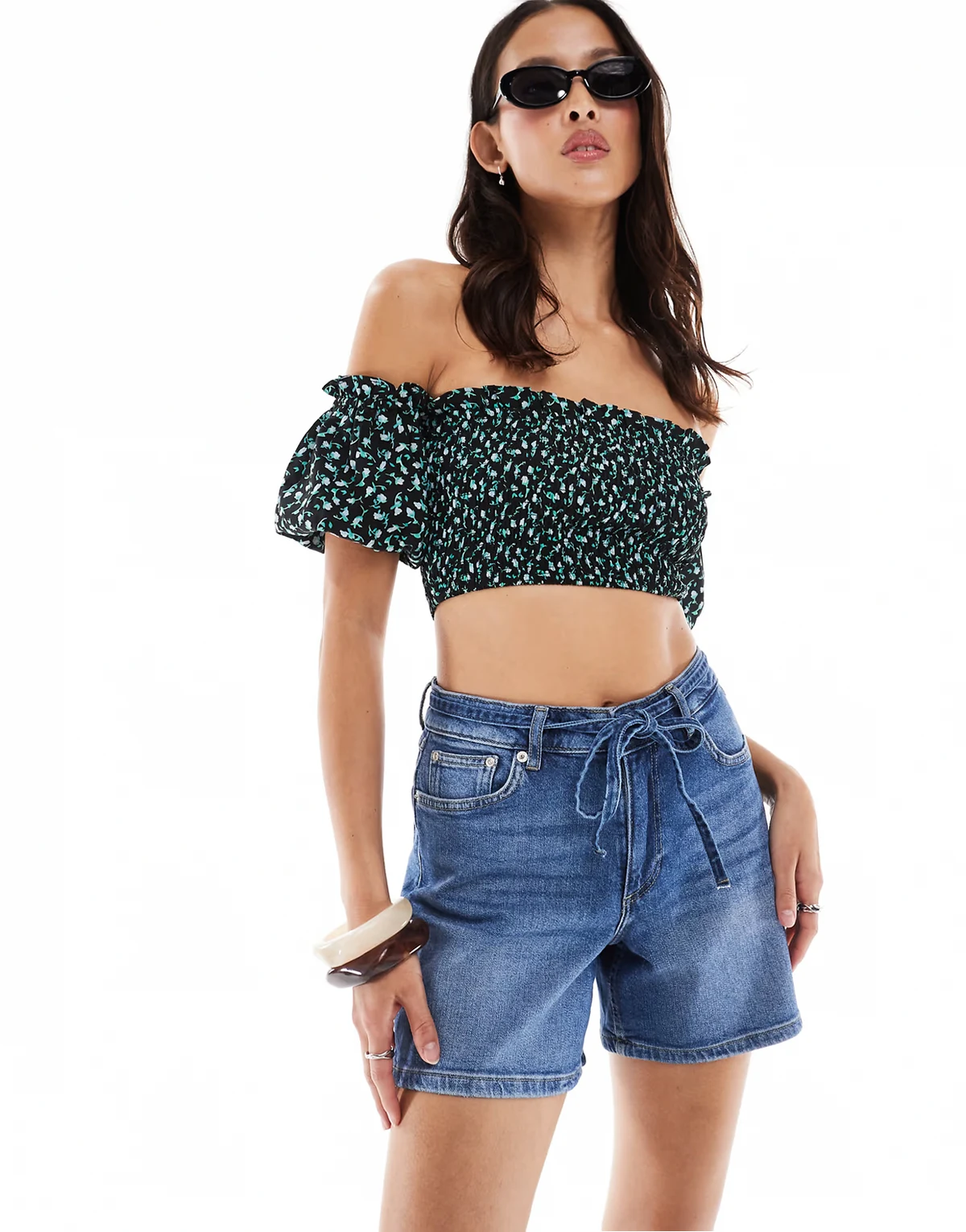 – Locker geschnittene Jeansshorts in verwaschenem Mittelblau mit Bindedetail