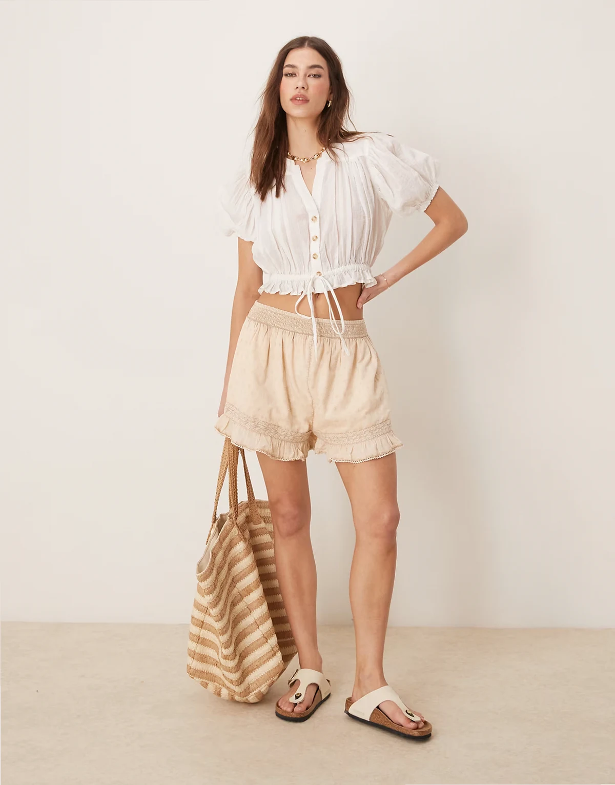 – Shorts aus Dobby-Stoff in antiker Waschung mit Spitzendetail