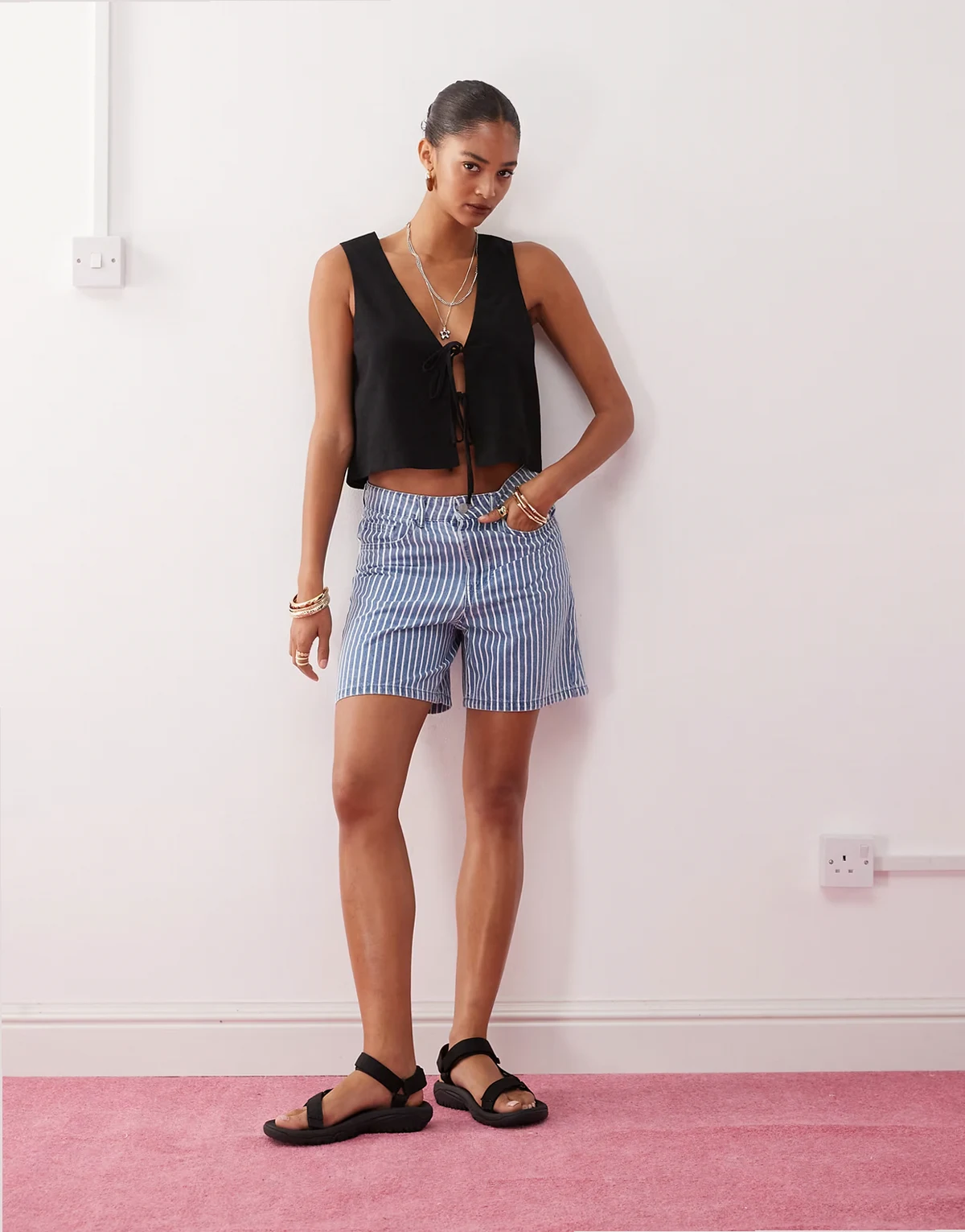 – Gestreifte Loose Fit Jeans-Shorts in hellem Denim-Blau