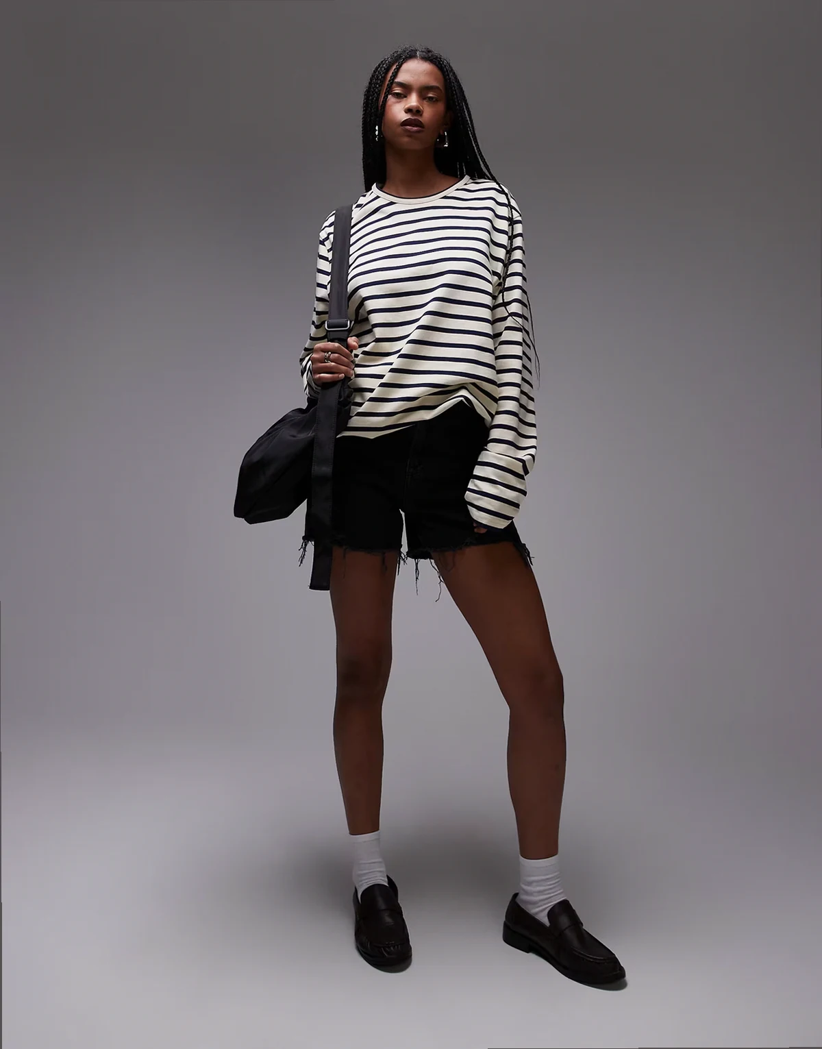 – Regulär geschnittene Mom-Shorts in Schwarz