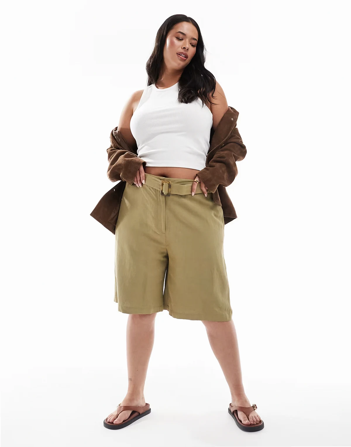 Curve – Elegante Longline-Shorts in Khaki aus Leinenmix mit Gürtel