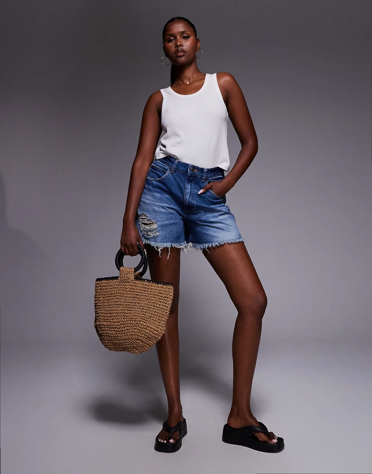 – A-Linien-Shorts im Longline-Schnitt aus Denim in mittlerer dunkler Waschung mit Fransensaum