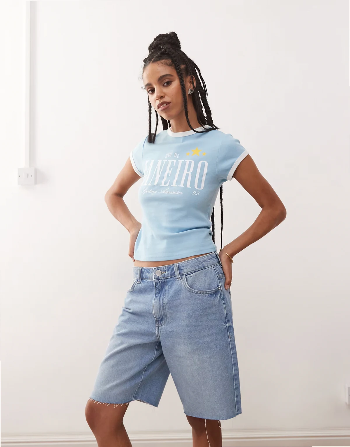 – Weite Denim-Shorts in hellblauer Waschung mit hoher Taille