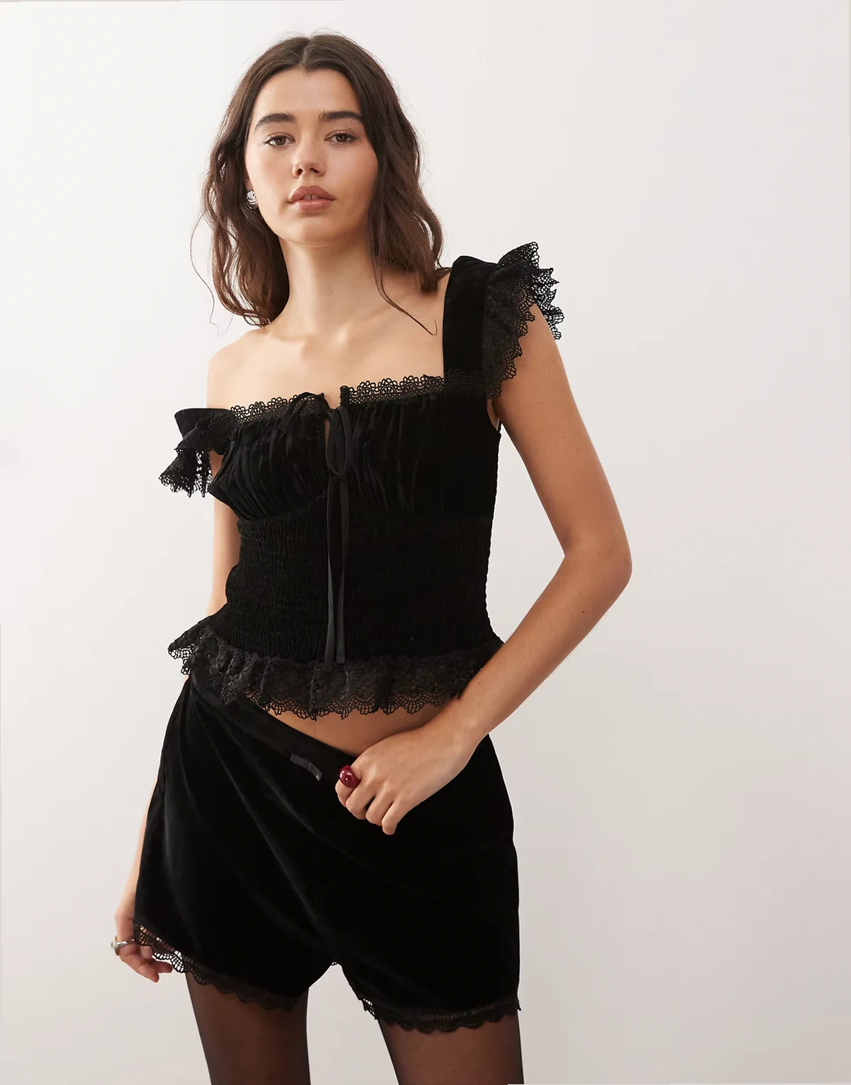 – Mini-Shorts aus Samt in Schwarz