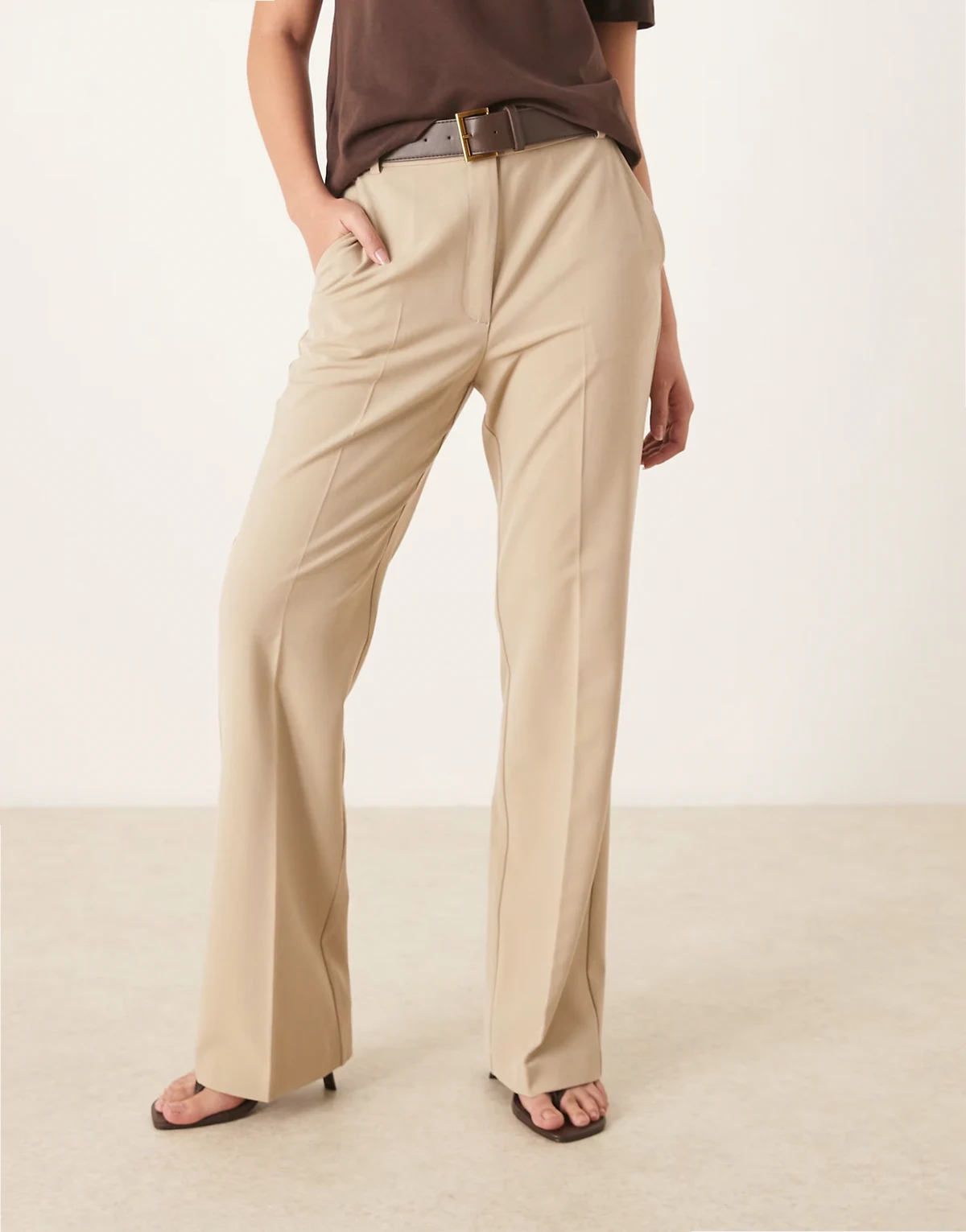 – Elegante Hose in Neutral mit geradem, schmalem Schnitt und Gürtel