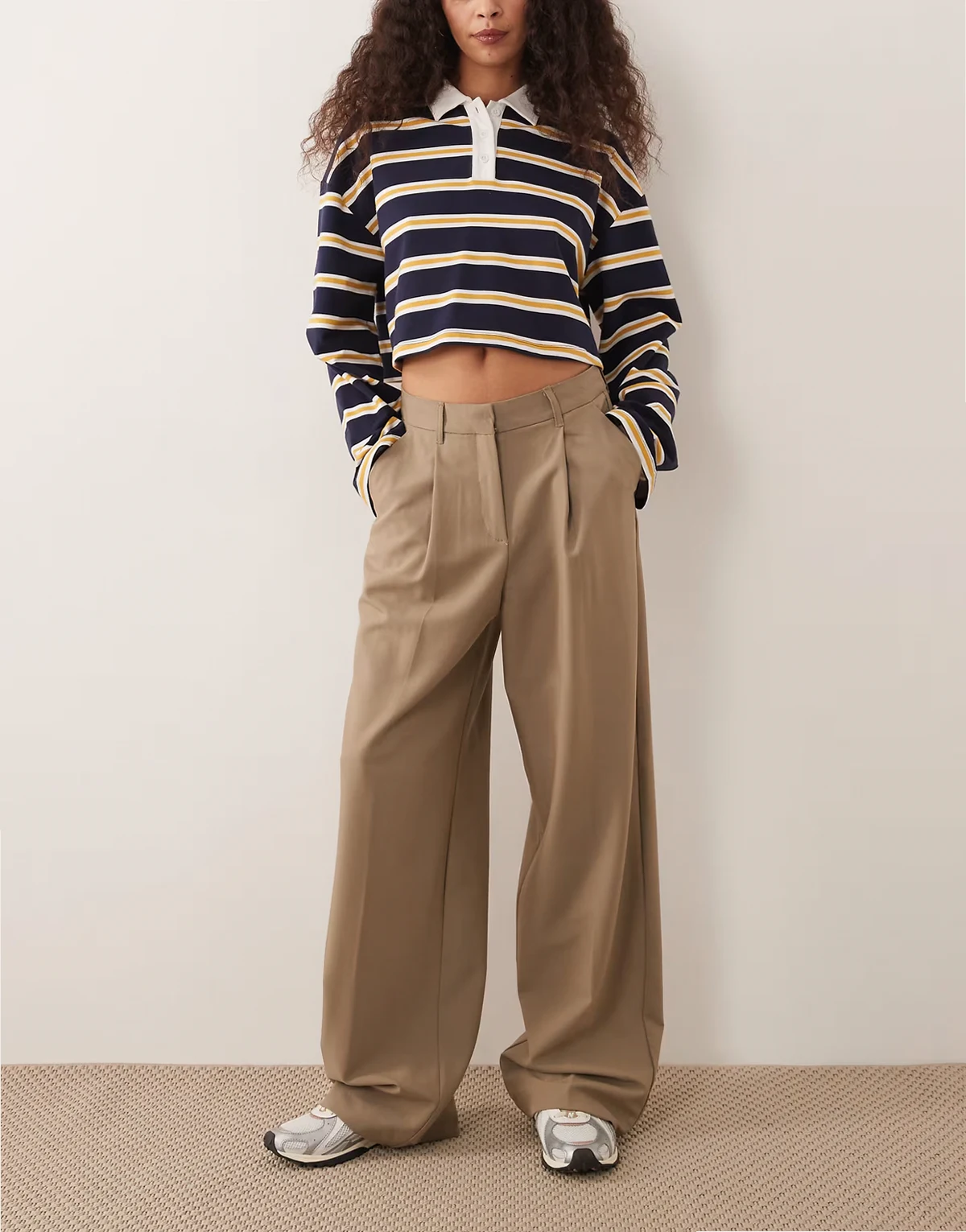 – Beżowe eleganckie spodnie z szerokimi nogawkami