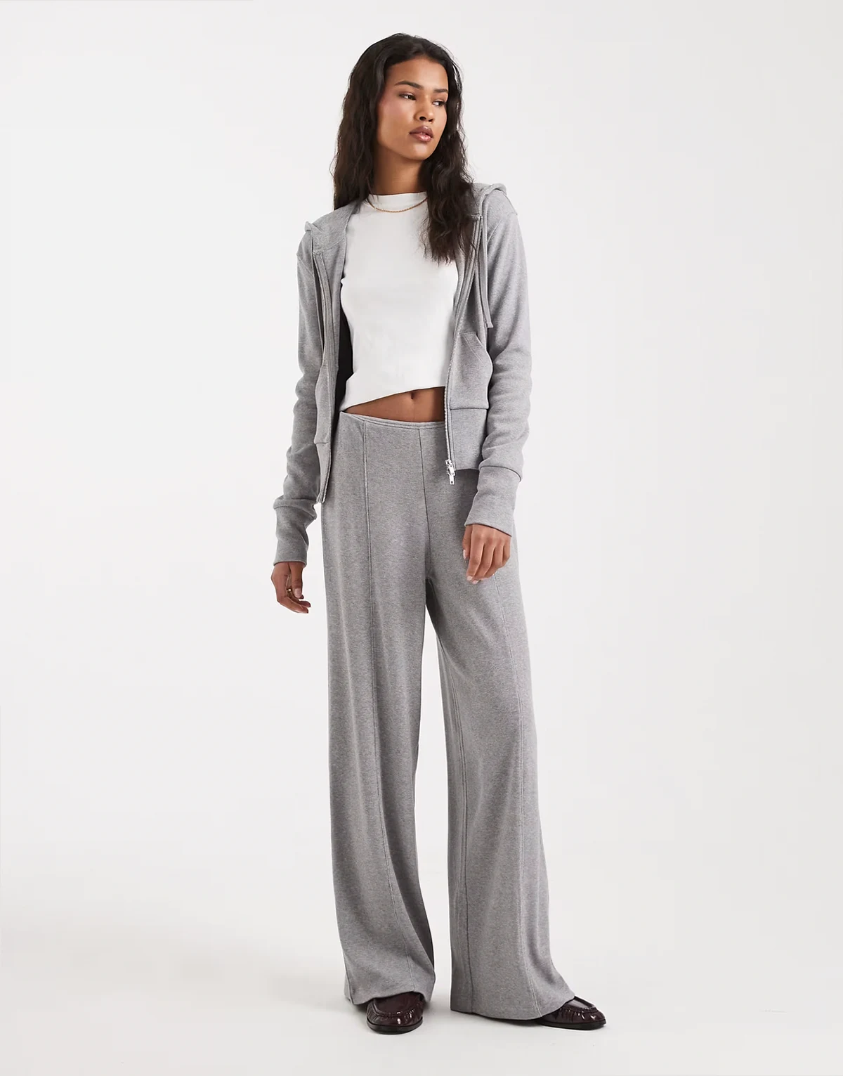 – Hose aus Feinstrick mit weitem Bein in Grau meliert