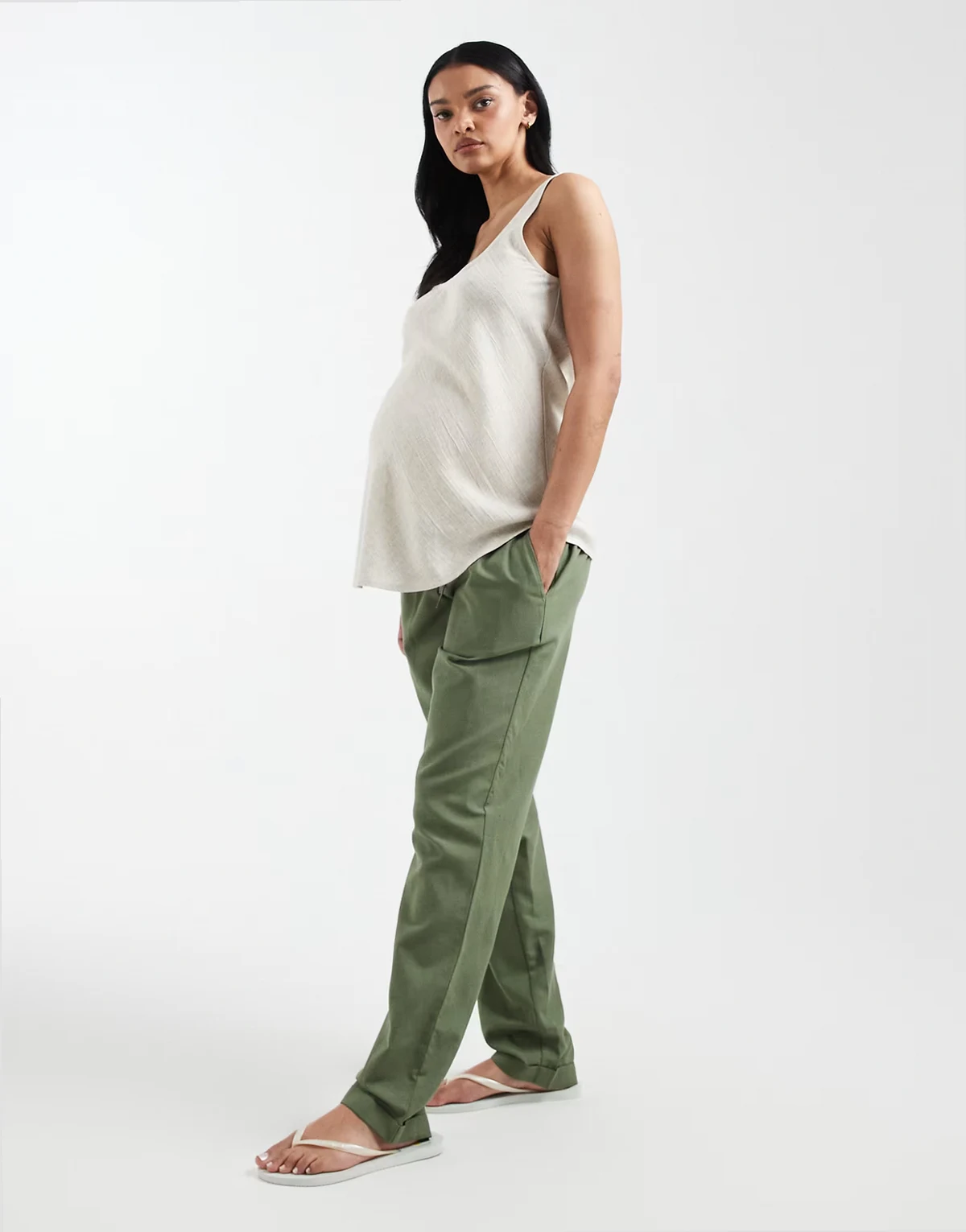 Mamalicious Maternity – Hose in khaki Leinenoptik mit Bindegürtel, Umstandsmode