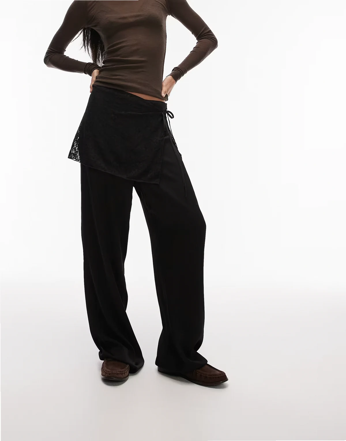 – Hose aus Satin in Schwarz mit Overlay und Bindegürtel aus Spitze und weitem Bein