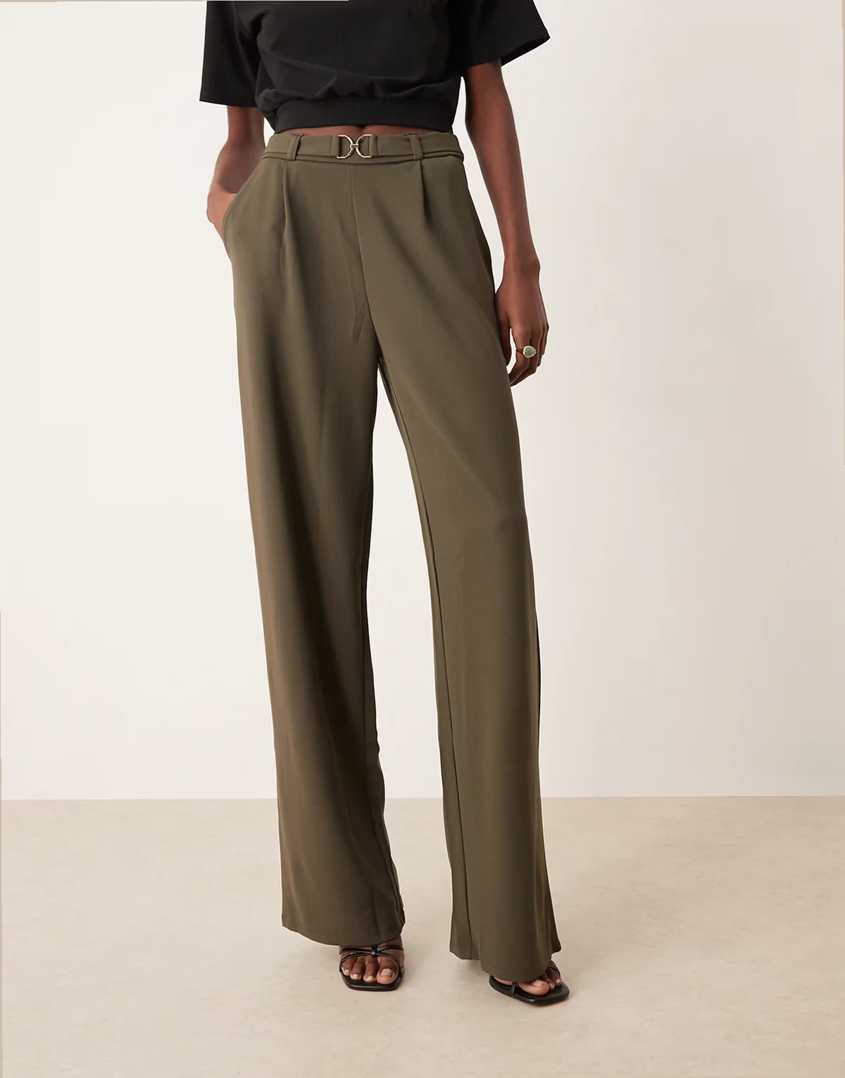 – Hose in Khaki mit weitem Bein und Gürtel