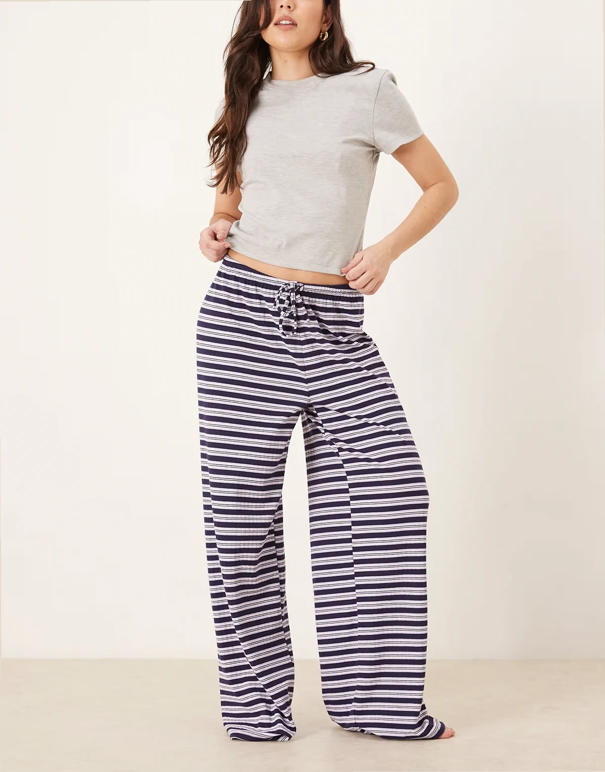 – Superweiche Hose aus Jersey in Lila gestreift mit weitem Bein und Kordelzug an der Taille