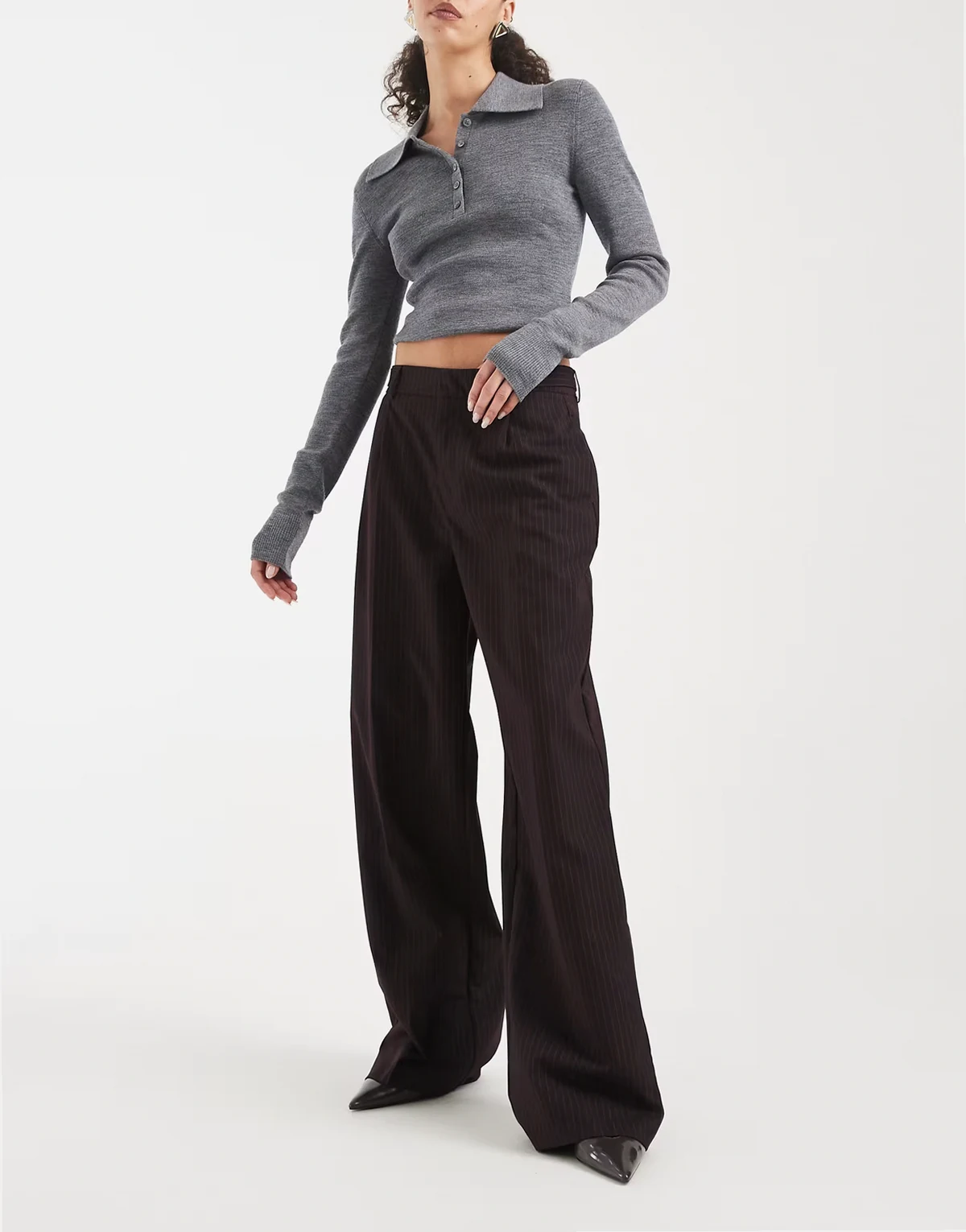 – Elegante Hose in Braun mit weitem Schnitt, hohem Bund und Nadelstreifen