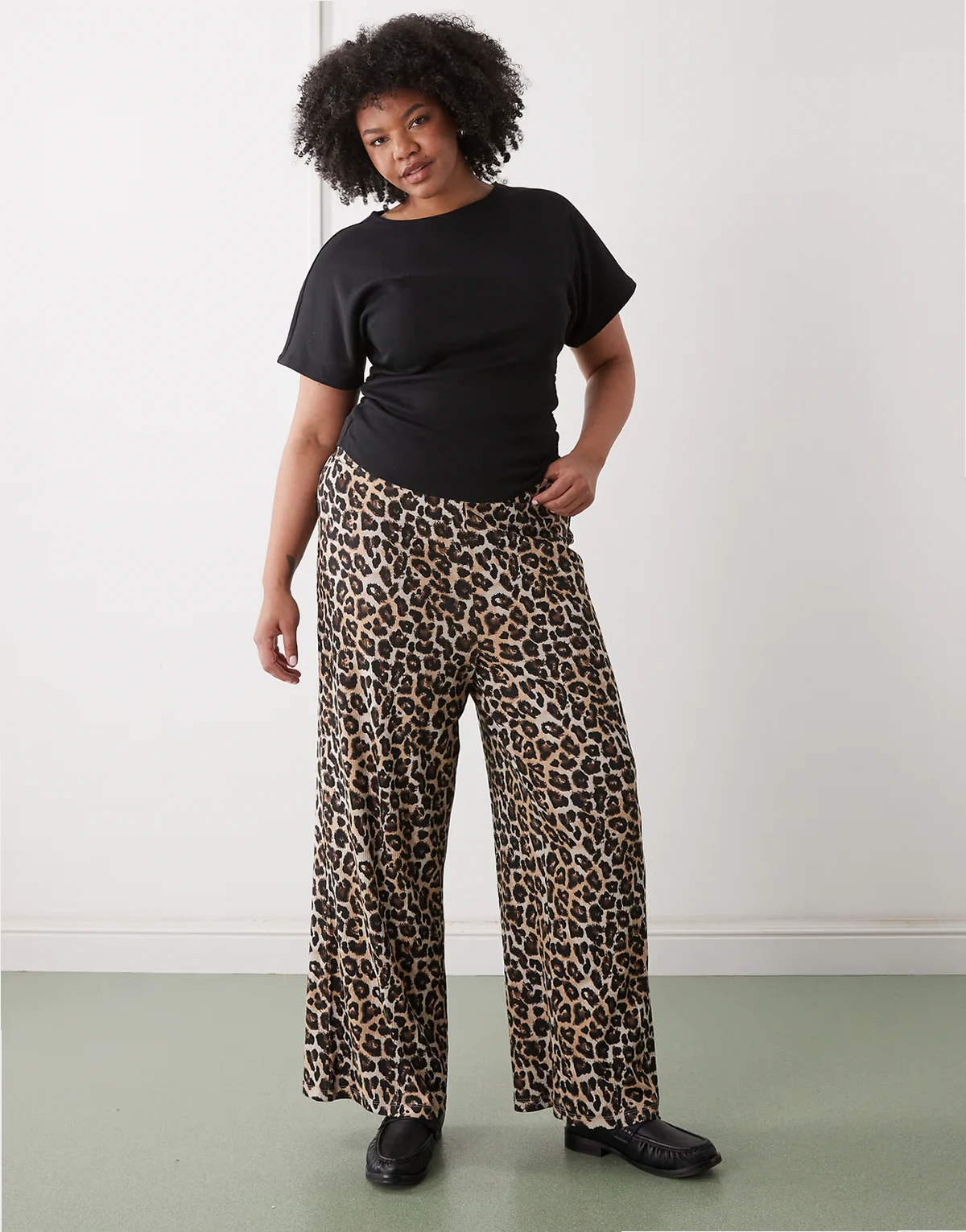 – Gerippte Hose mit weitem Bein und Leopardenmuster