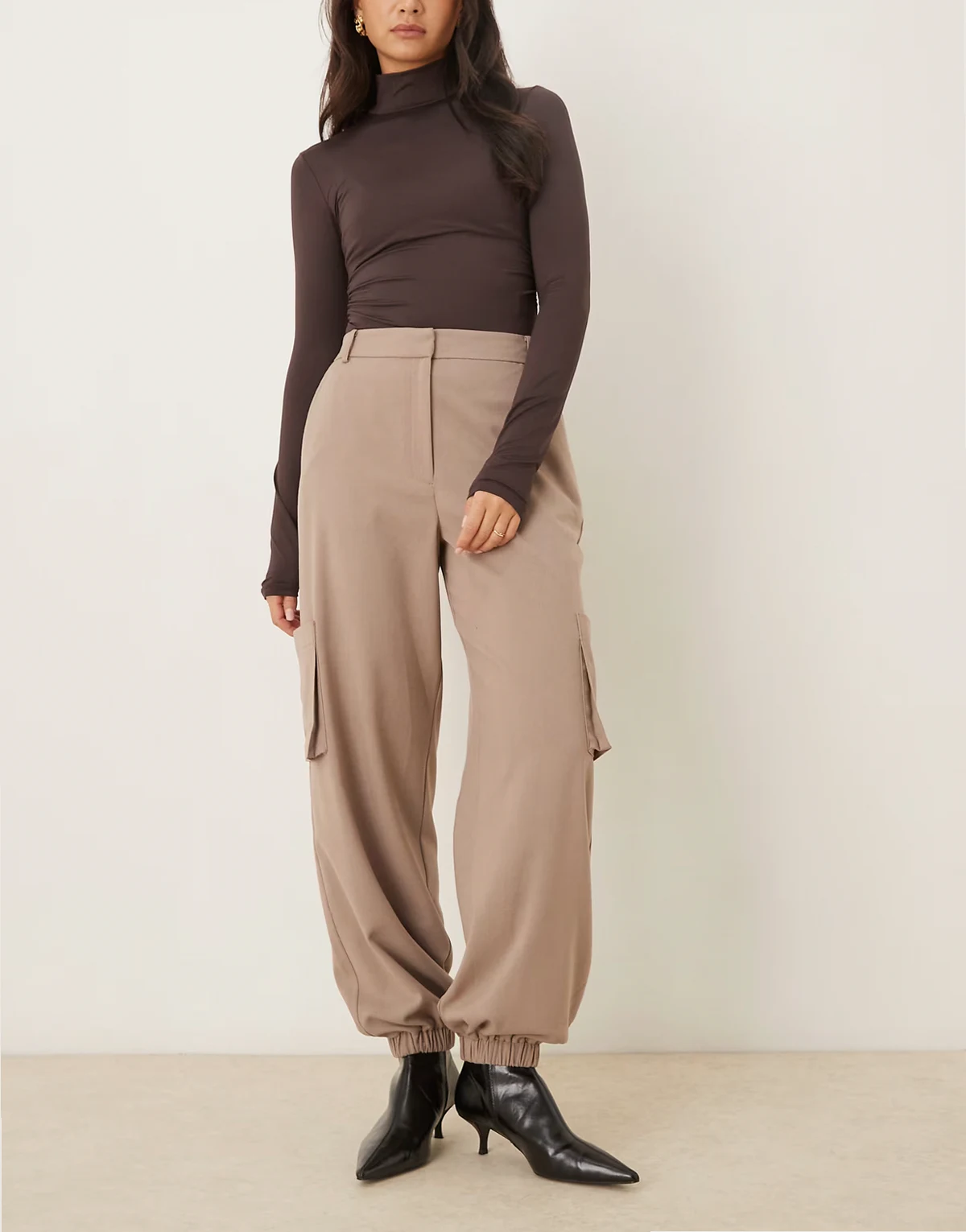 – Elegante Hose in Taupe mit geradem Bein, Bündchen und praktischen Taschen