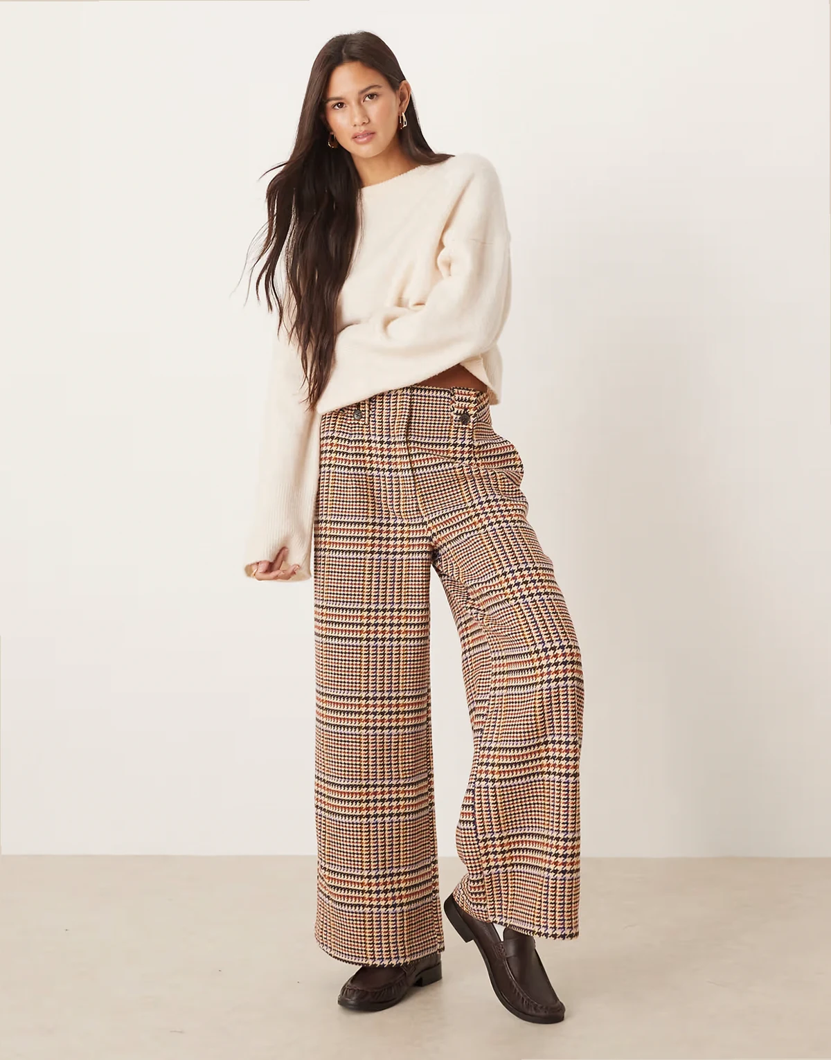 – Elegante, verkürzte Hose mit verstellbarer Bundlasche und Karomuster