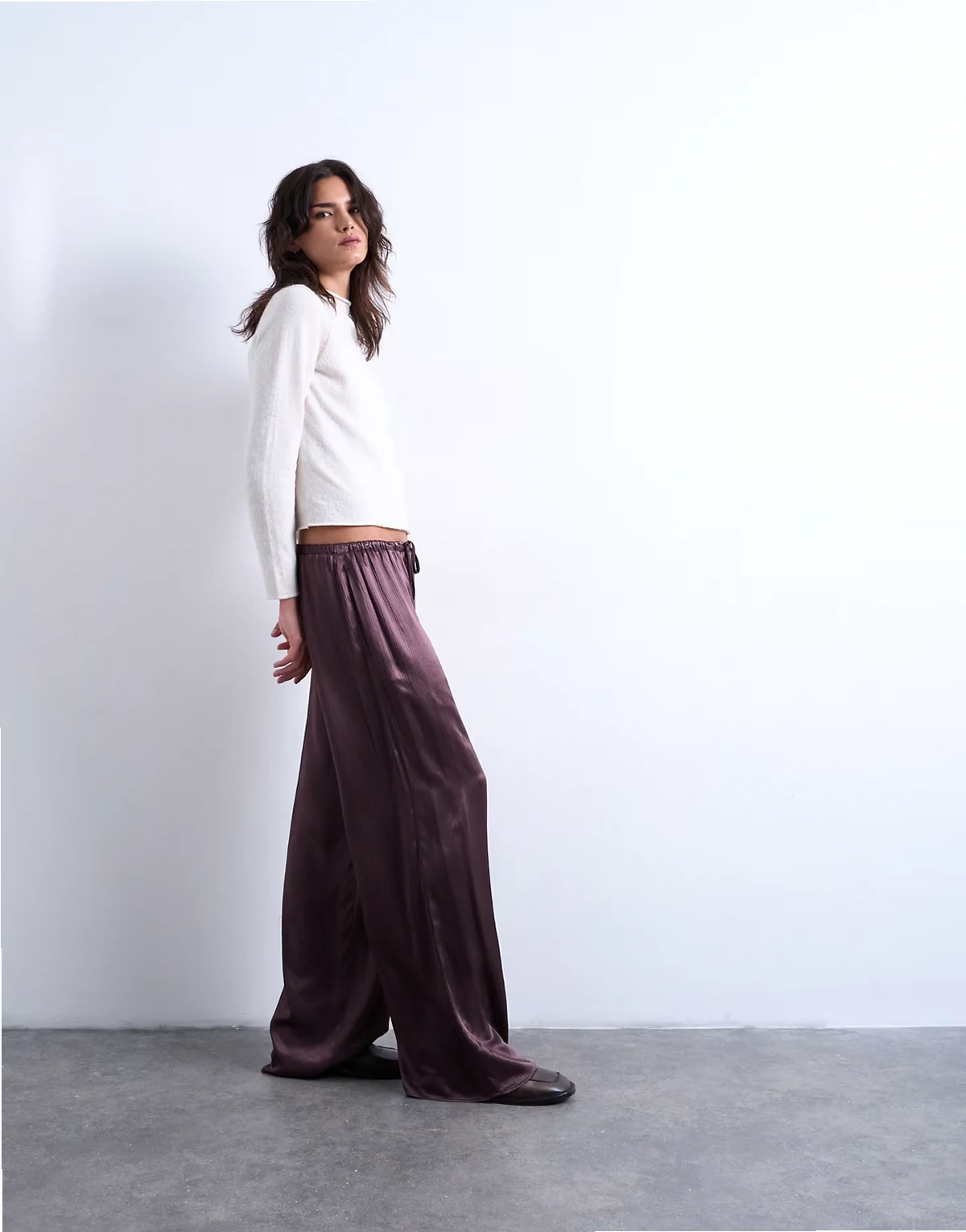 – Satin-Hose in Burgunderrot mit Knitterstruktur