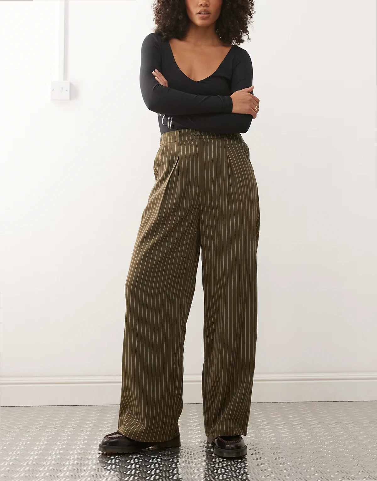 – Elegante, weite Hose in Khaki mit Streifen