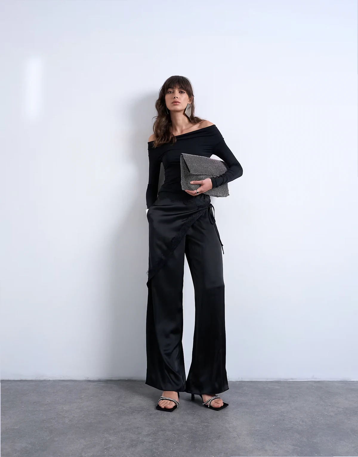– Weite Hose aus Satin in Schwarz mit Wickeldesign und Spitze