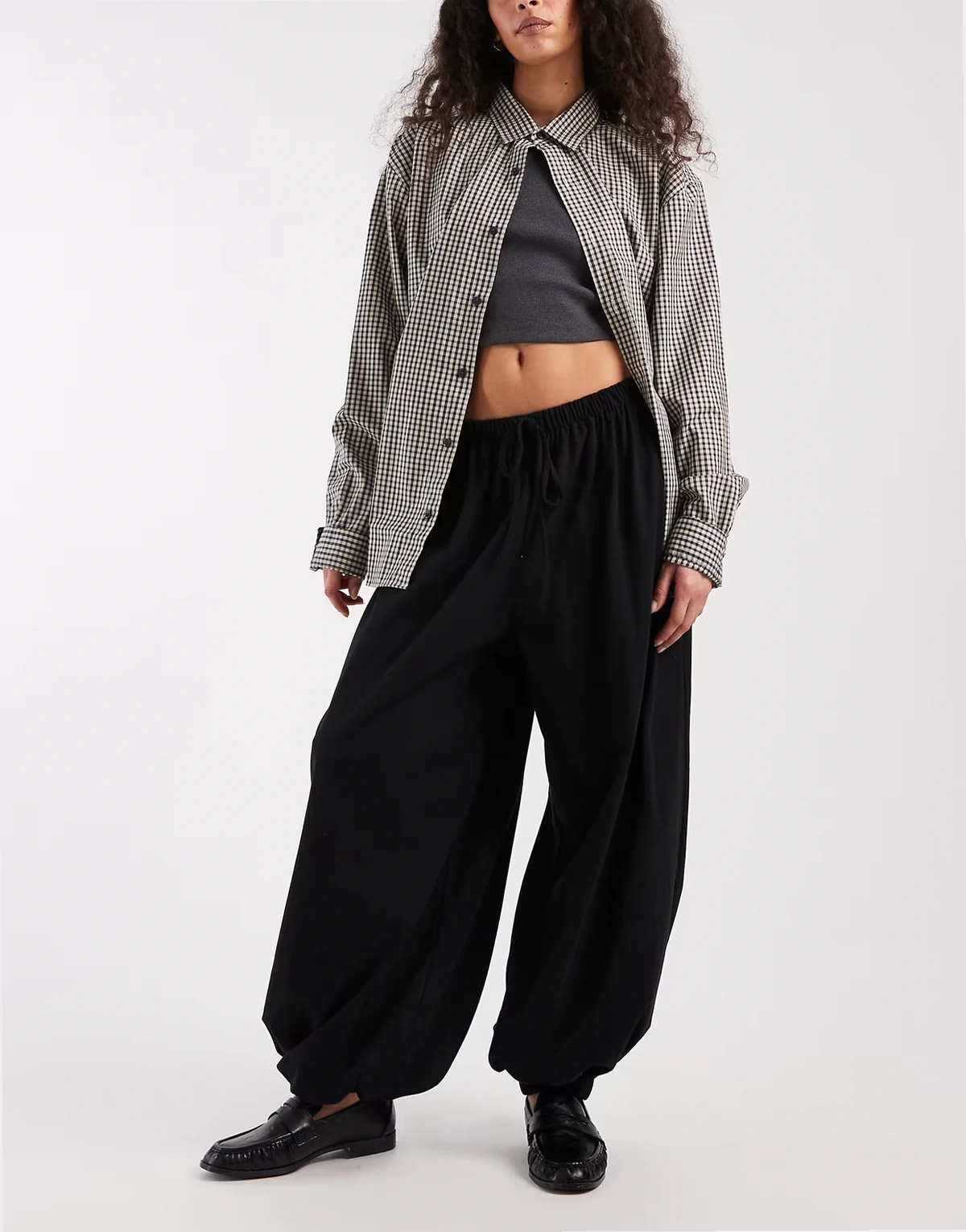 – Schwarze Hose aus Jersey im Haremsstil