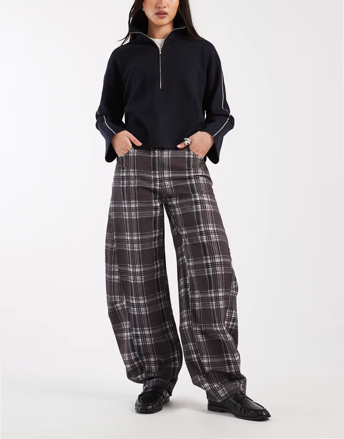 – Barrel-Jeans mit mittelhohem Bund und Karomuster