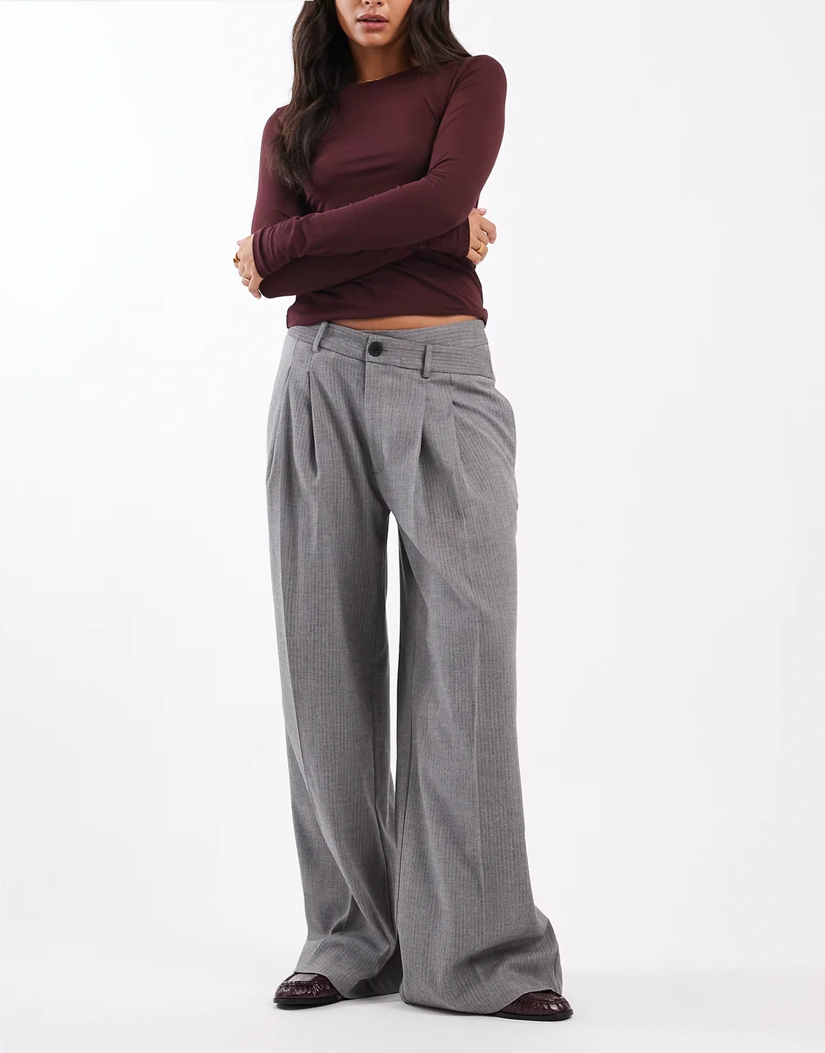– Elegante Hose mit niedrigem, asymmetrischem Bund, weitem Bein und schwarz-weißem Fischgrätmuster