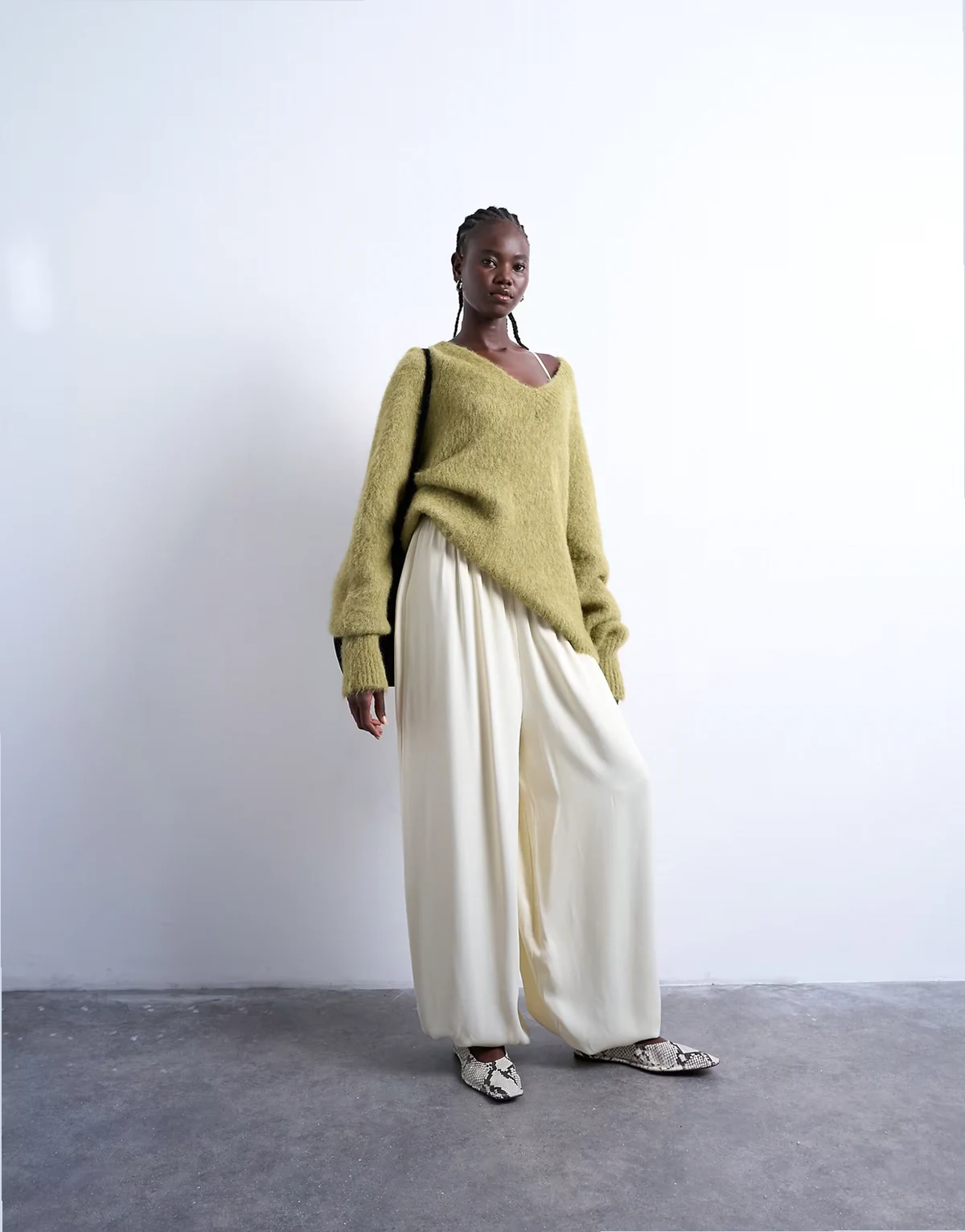 – Oversize-Hose aus Satin in Austernweiß mit Ballonsaum und hohem Bund