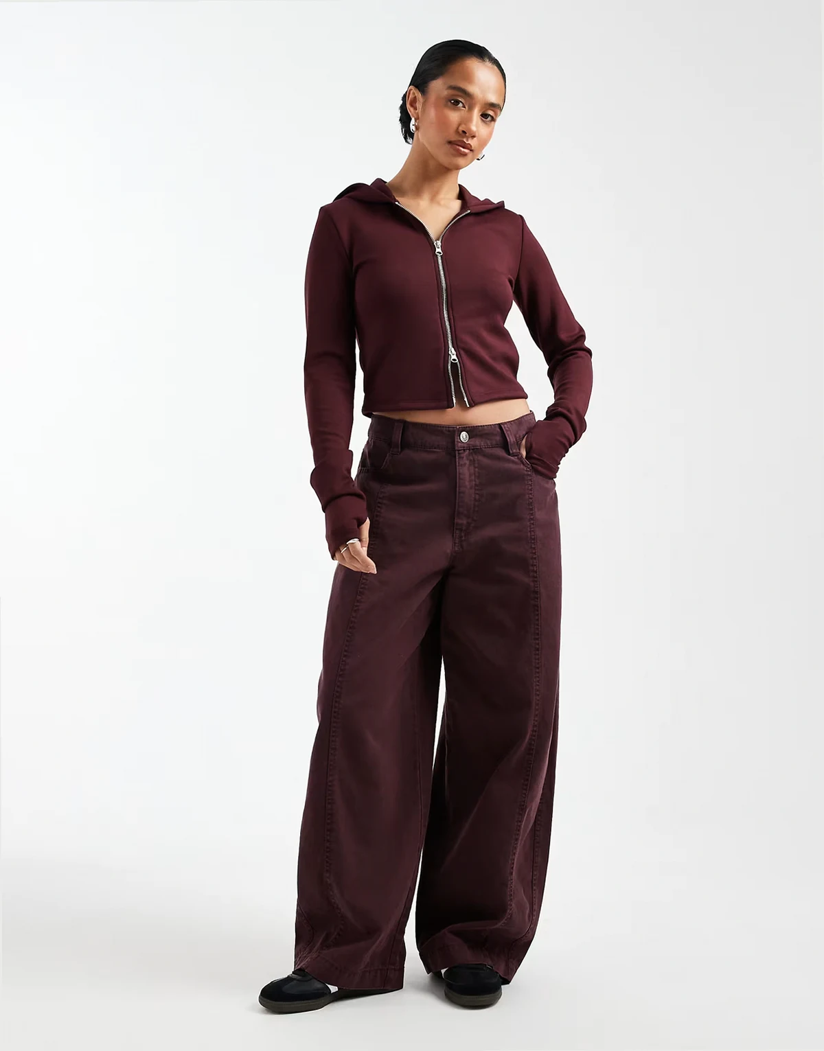 ASOS DESIGN Petite – Śliwkowe spodnie typu barrel z efektem sprania