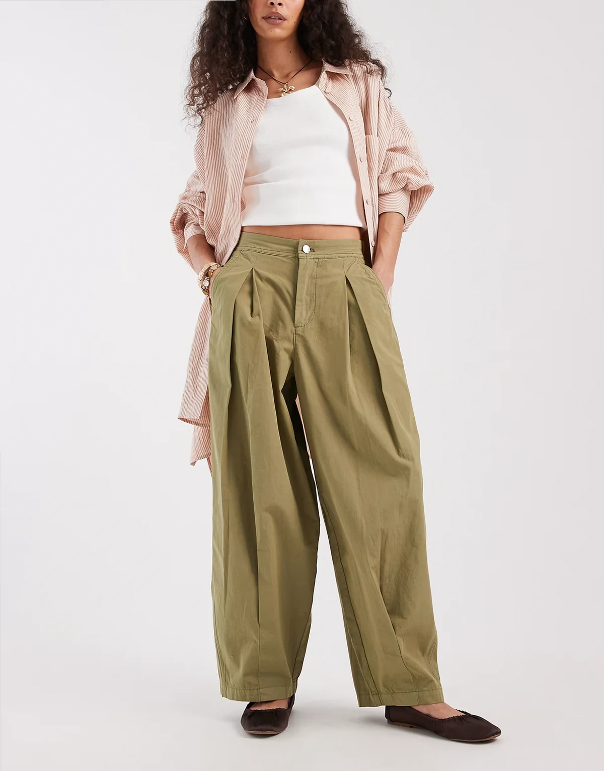 – Lässige Hose in Khaki mit abgerundetem Beinschnitt