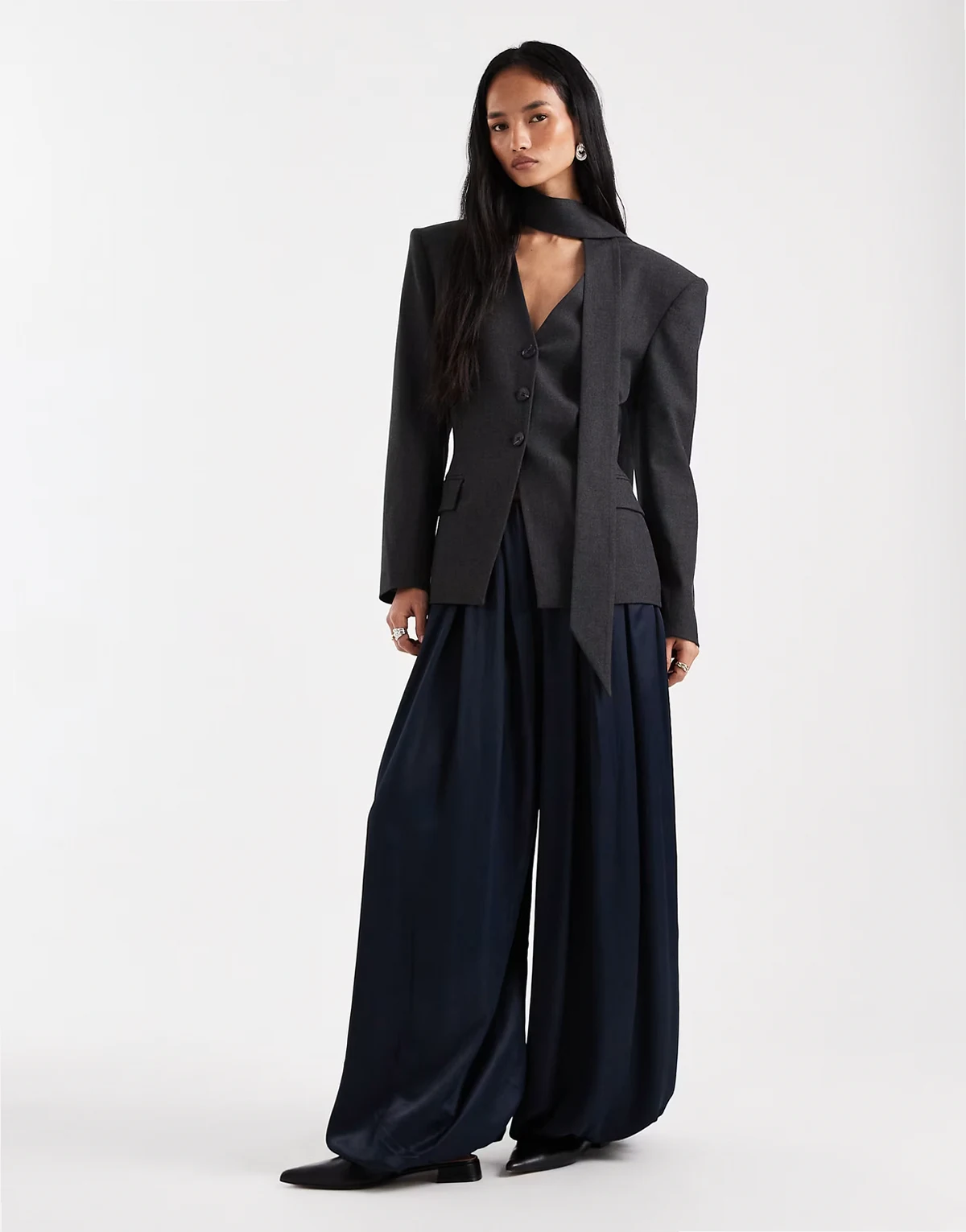 – Hose aus Satin in Marineblau mit Ballonsaum