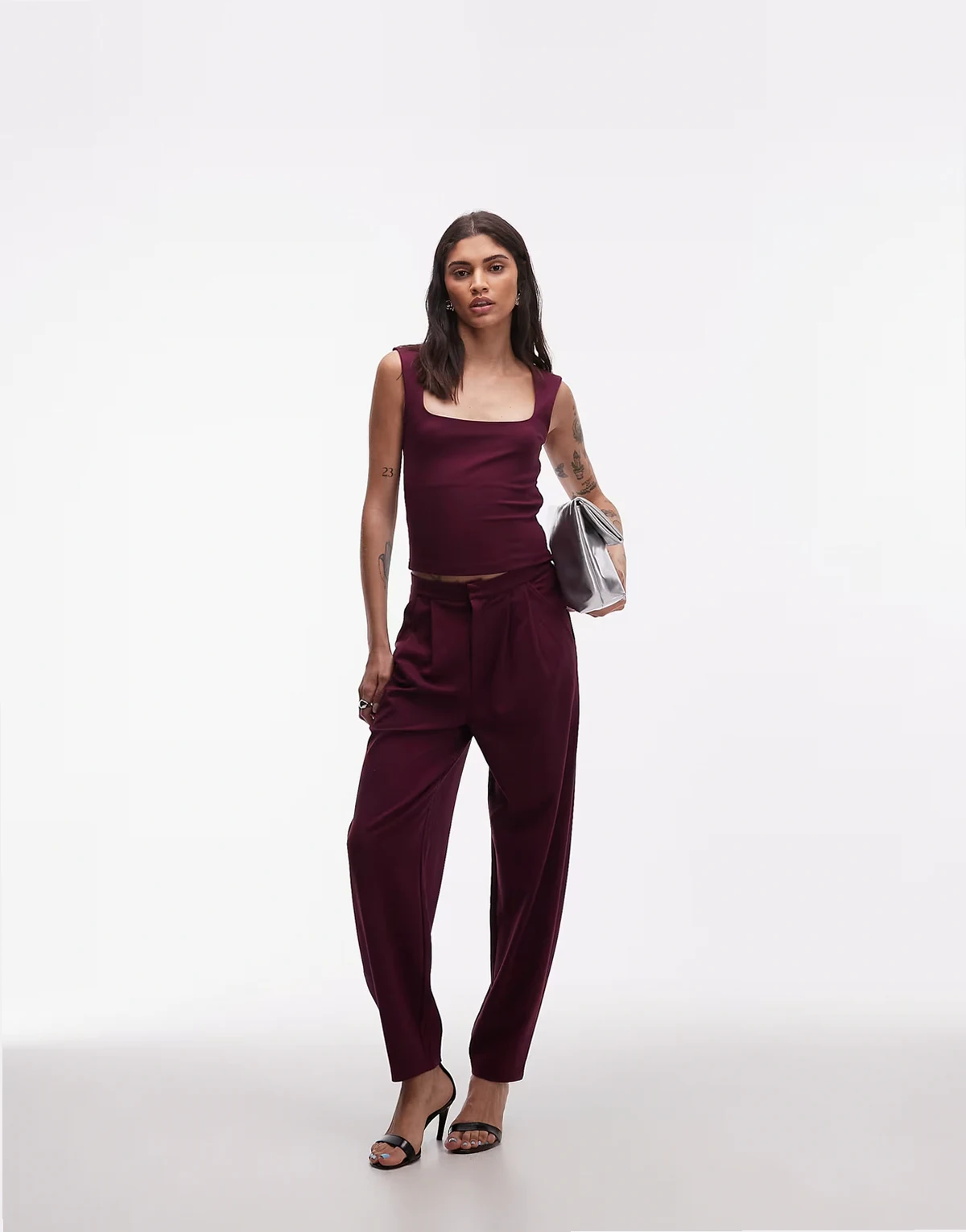 – Elegante Hose aus Ponte-Stoff in Beerenrot mit Bananenschnitt, Kombiteil