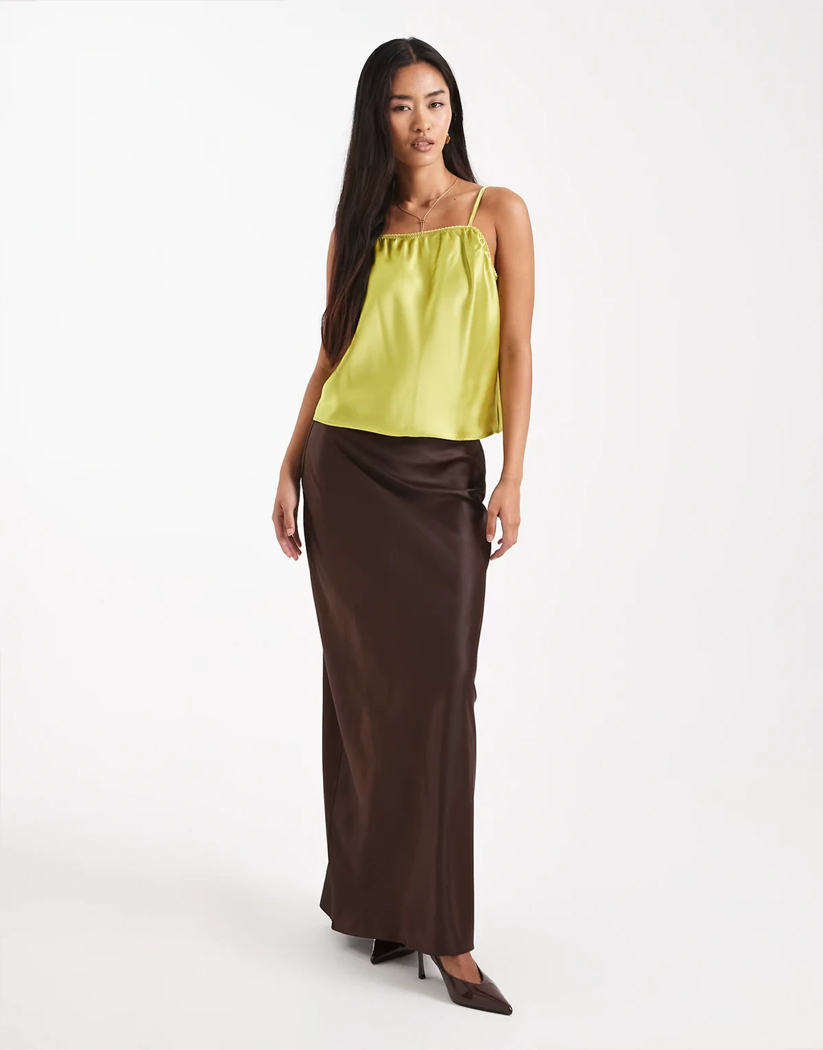 – Satynowa kolumnowa spódnica maxi w czekoladowym kolorze