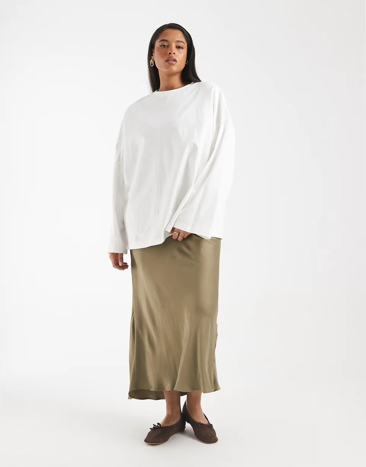 ASOS DESIGN Curve – Oliwkowa satynowa spódnica maxi cięta ze skosu