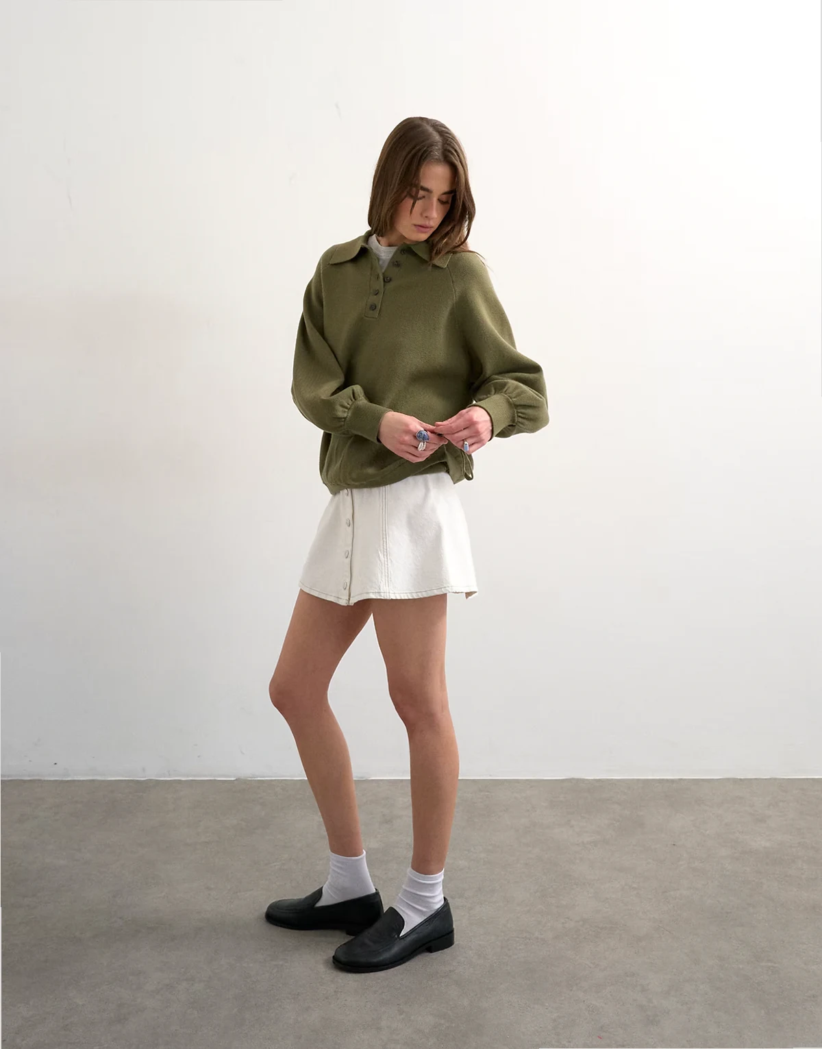 – Mini-Jeansrock in Ecru mit durchgehender Knopfleiste